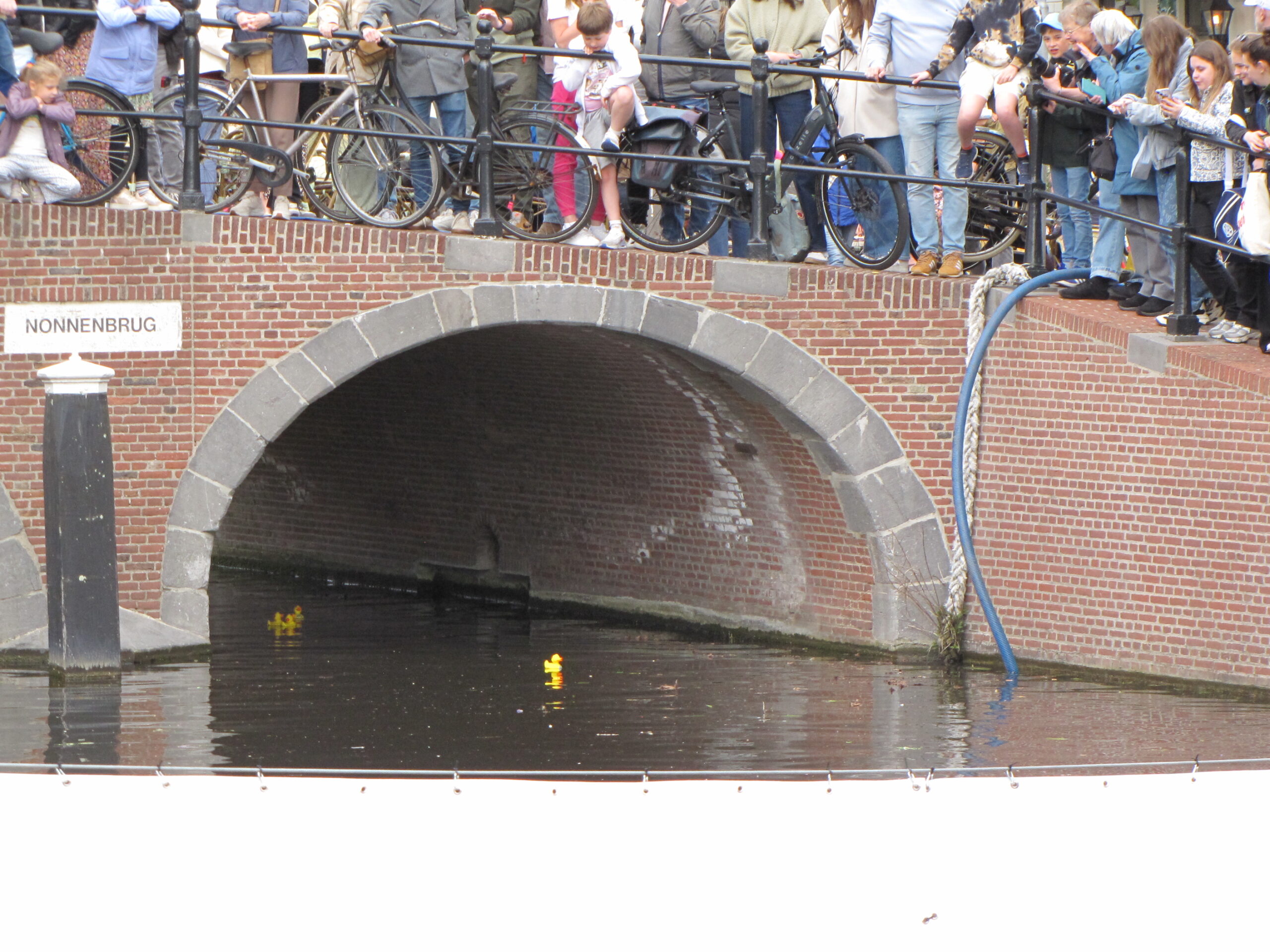 Ook onder de Nonnenbrug door is de voorsprong er nog. (Foto: Paul Aalbers)