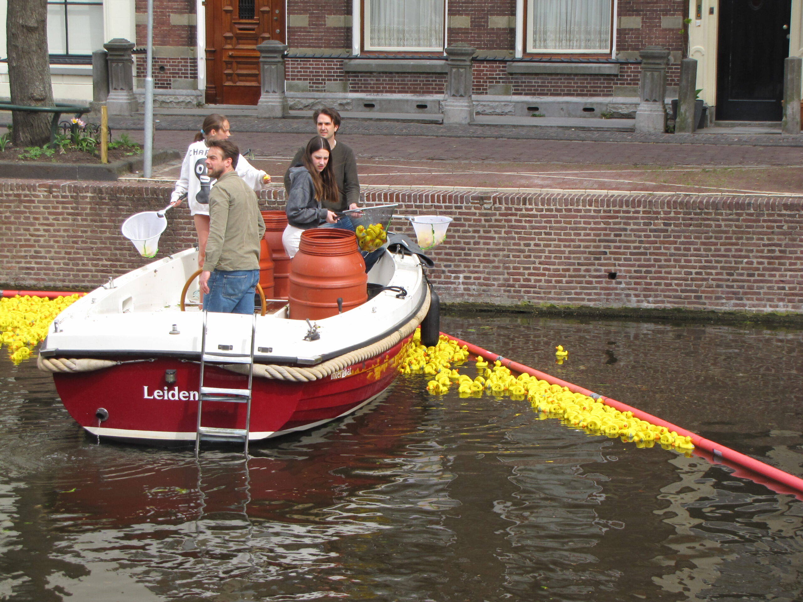 Na de finish moeten ze allemaal het water weer uit. (Foto: Paul Aalbers)