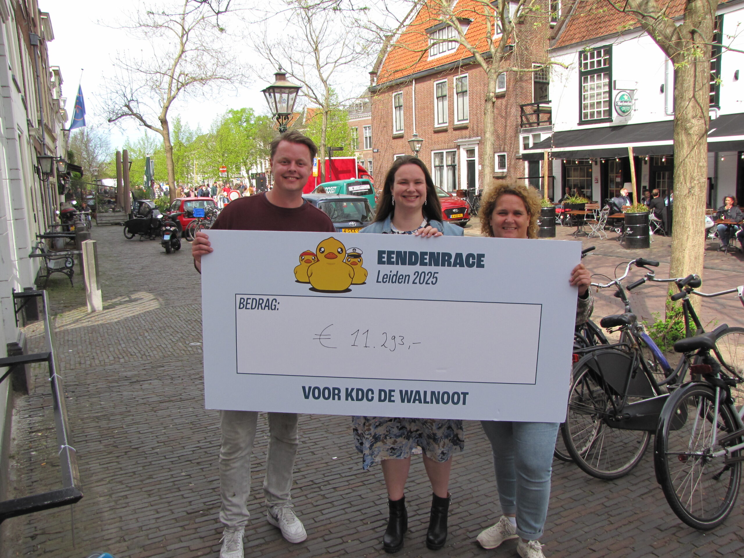 Mels Hartman van Tafelronde 150 Leiden en Pauline Bouter en Lizbeth Selier van De Walnoot. (Foto: Paul Aalbers)