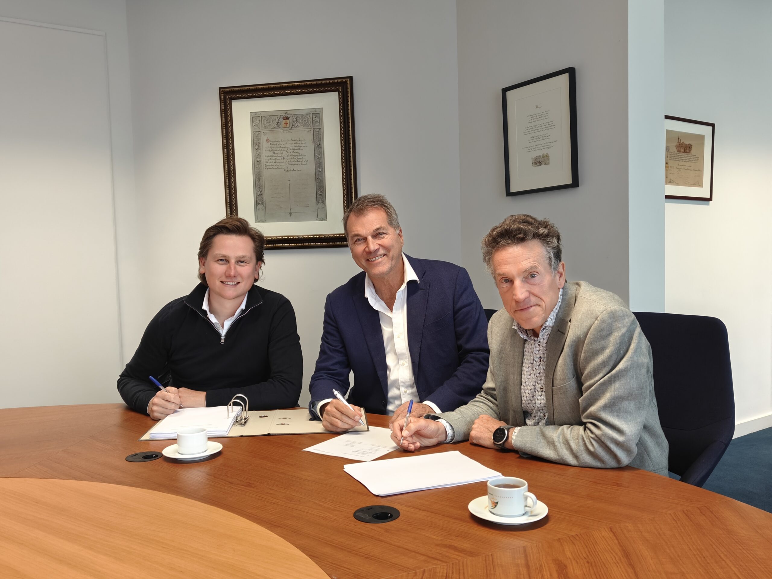 De heren Pieters en Pluis namens de ontwikkelaar en wethouder Oudendijk (Foto: Gemeente Oegstgeest)