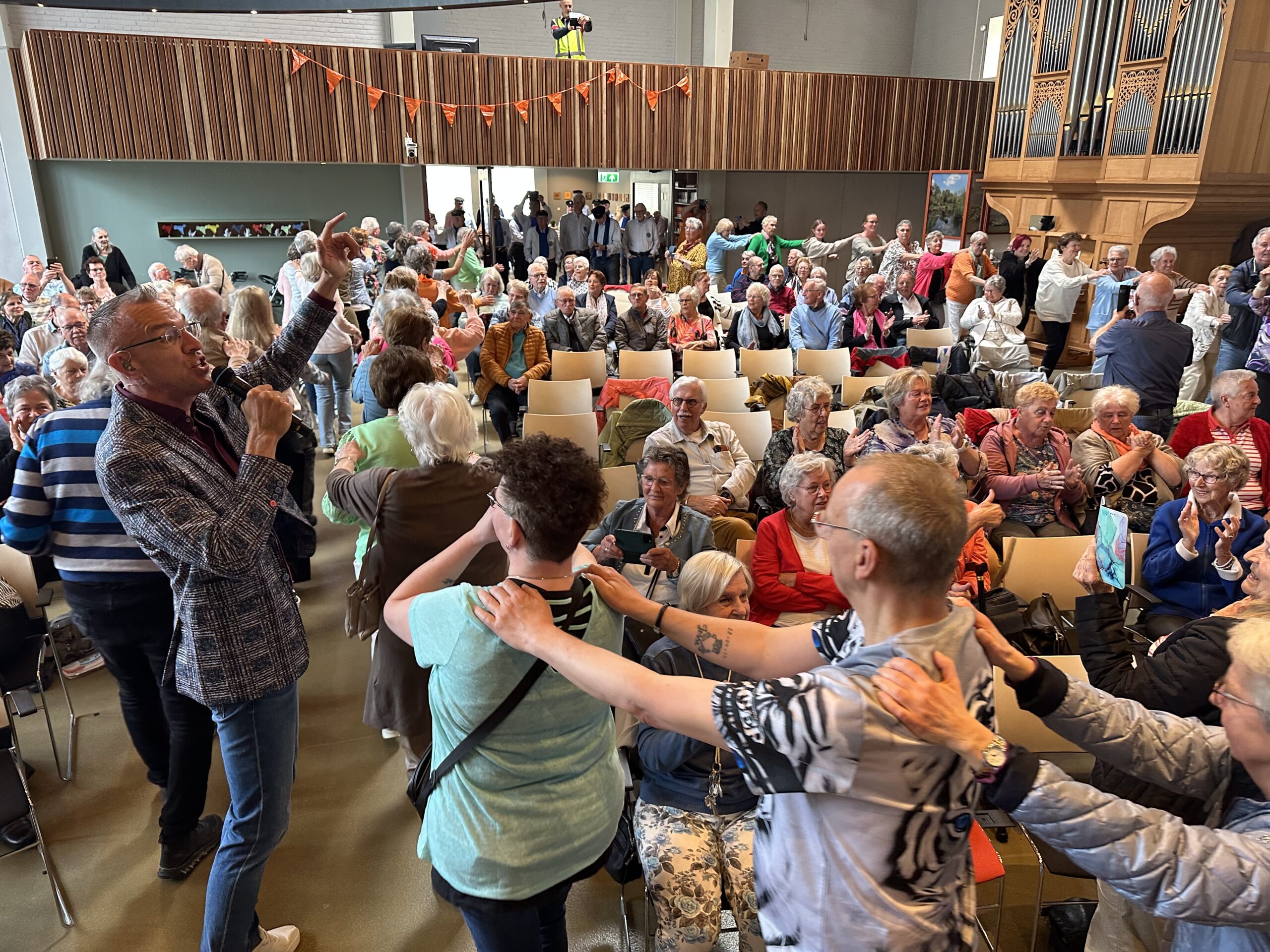 Polonaise in de kerk, tijdens het optreden van Marco de Hollander. (Foto: PR).