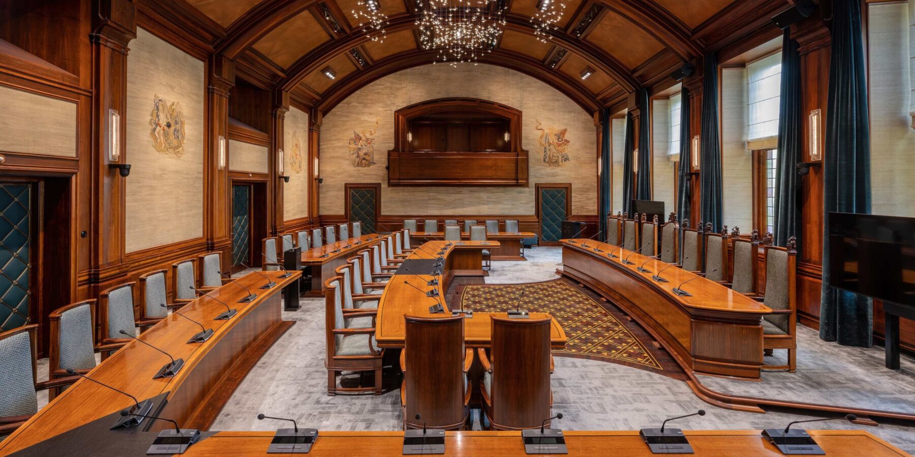 De raadzaal van de gemeente Leiden in het Stadhuis.
