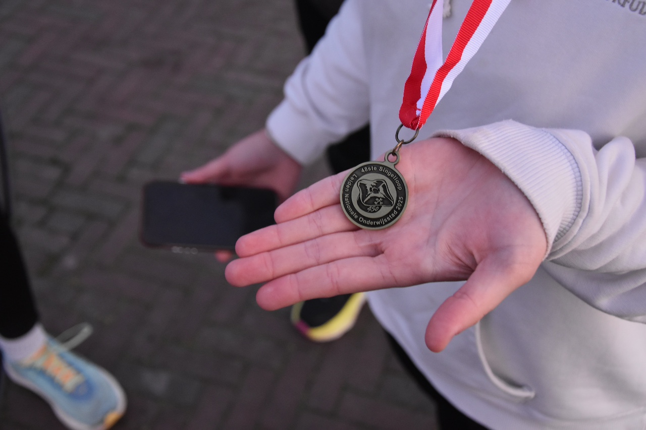 De medaille van de Singelloop 2025. (Foto: Peter van Delft).