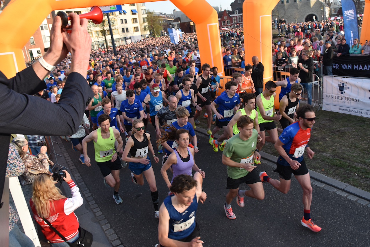 Burgemeester Heijkoop geeft het startschot van de Singelloop. (Foto: Peter van Delft).