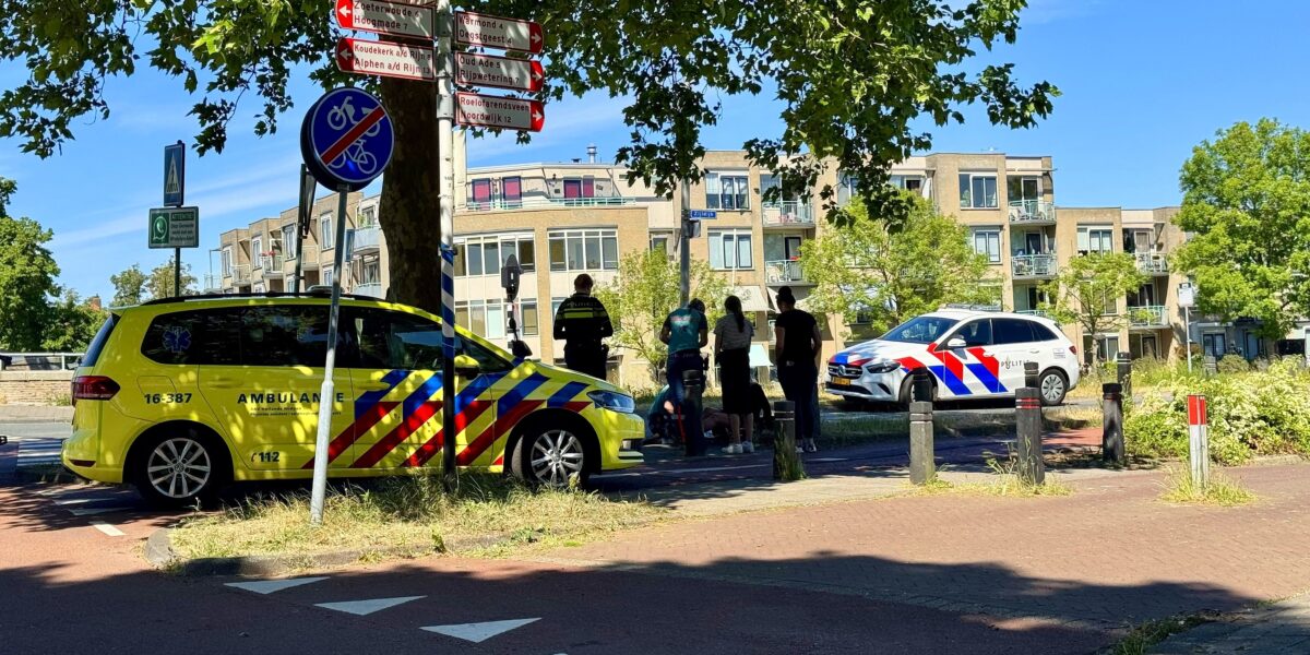 Fietser gewond bij aanrijding op Lage Rijndijk in Leiderdorp