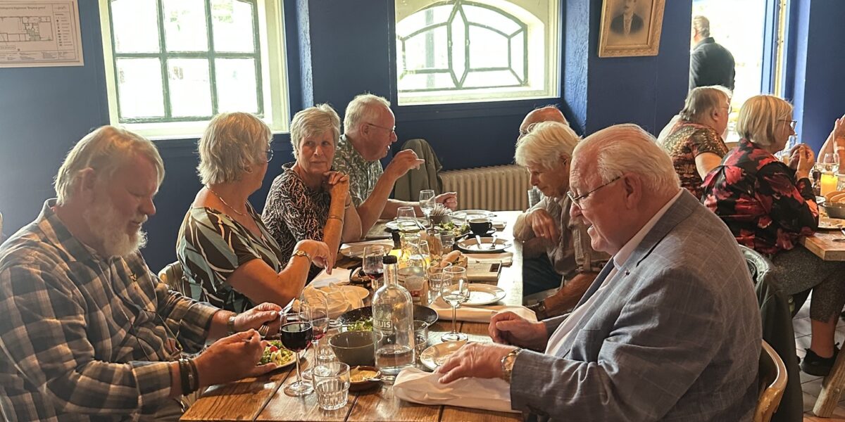 Jubilerende echtparen vieren hun huwelijksjubileum met burgemeester Struik