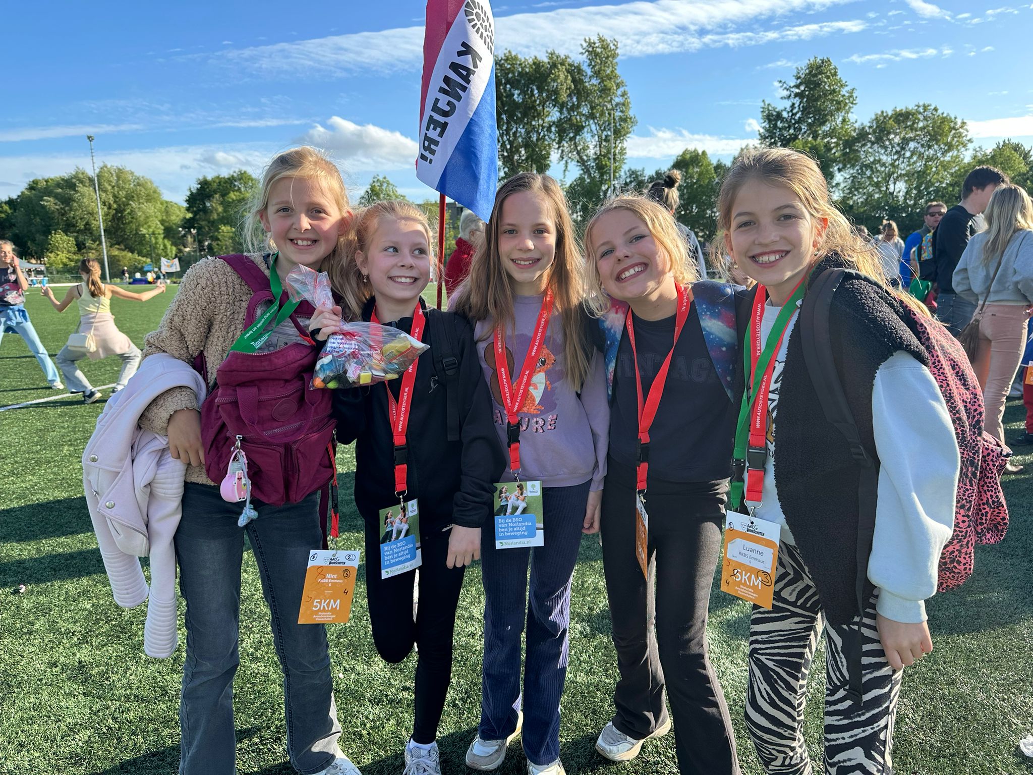 Deze kinderen waren klaar voor de start van de laatste wandelavond. (Foto: Centraal+).
