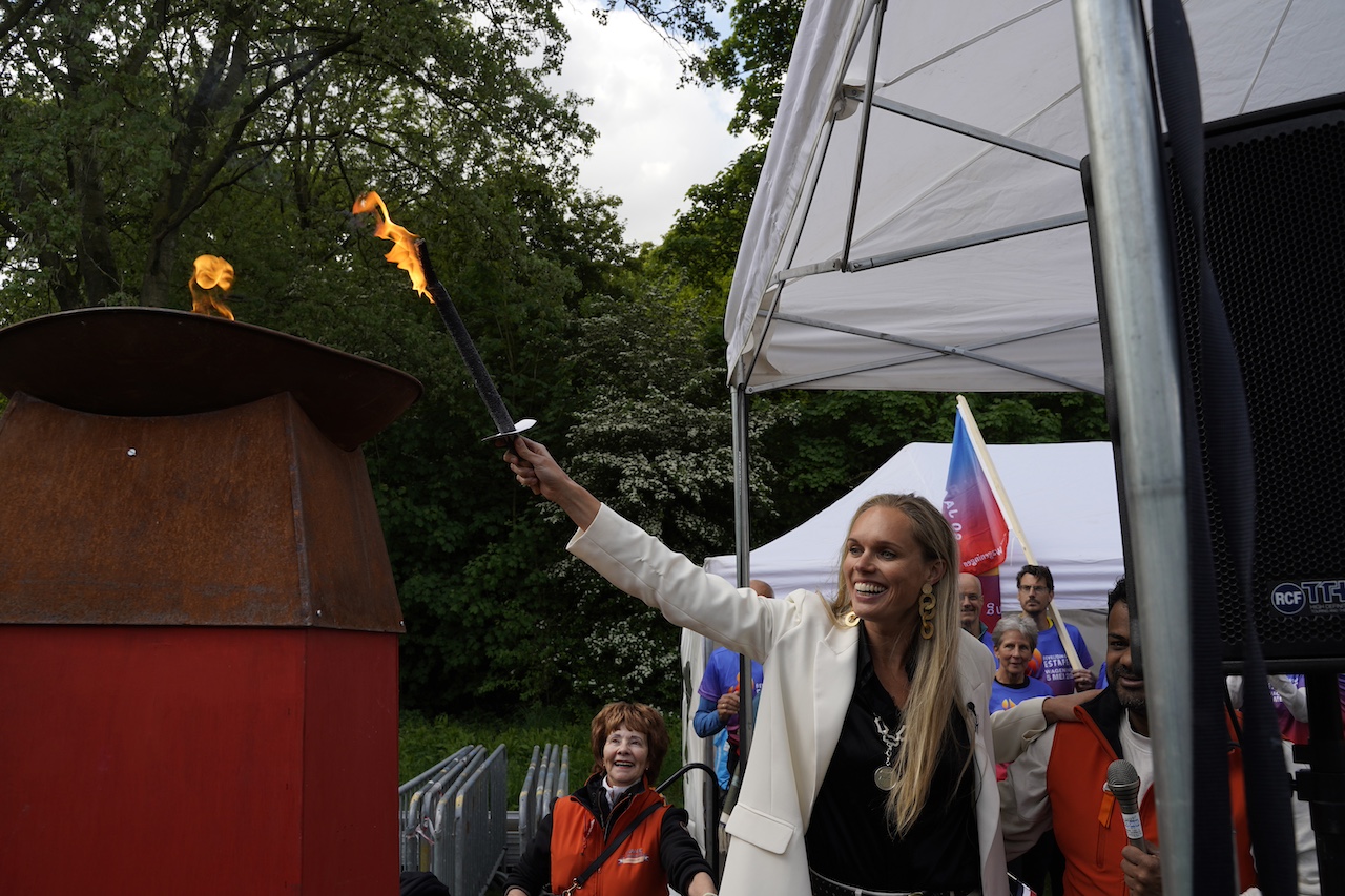 Burgemeester Tjarda Struik onsteekt het vrijheidsvuur. (Foto: Dennis Morsch).