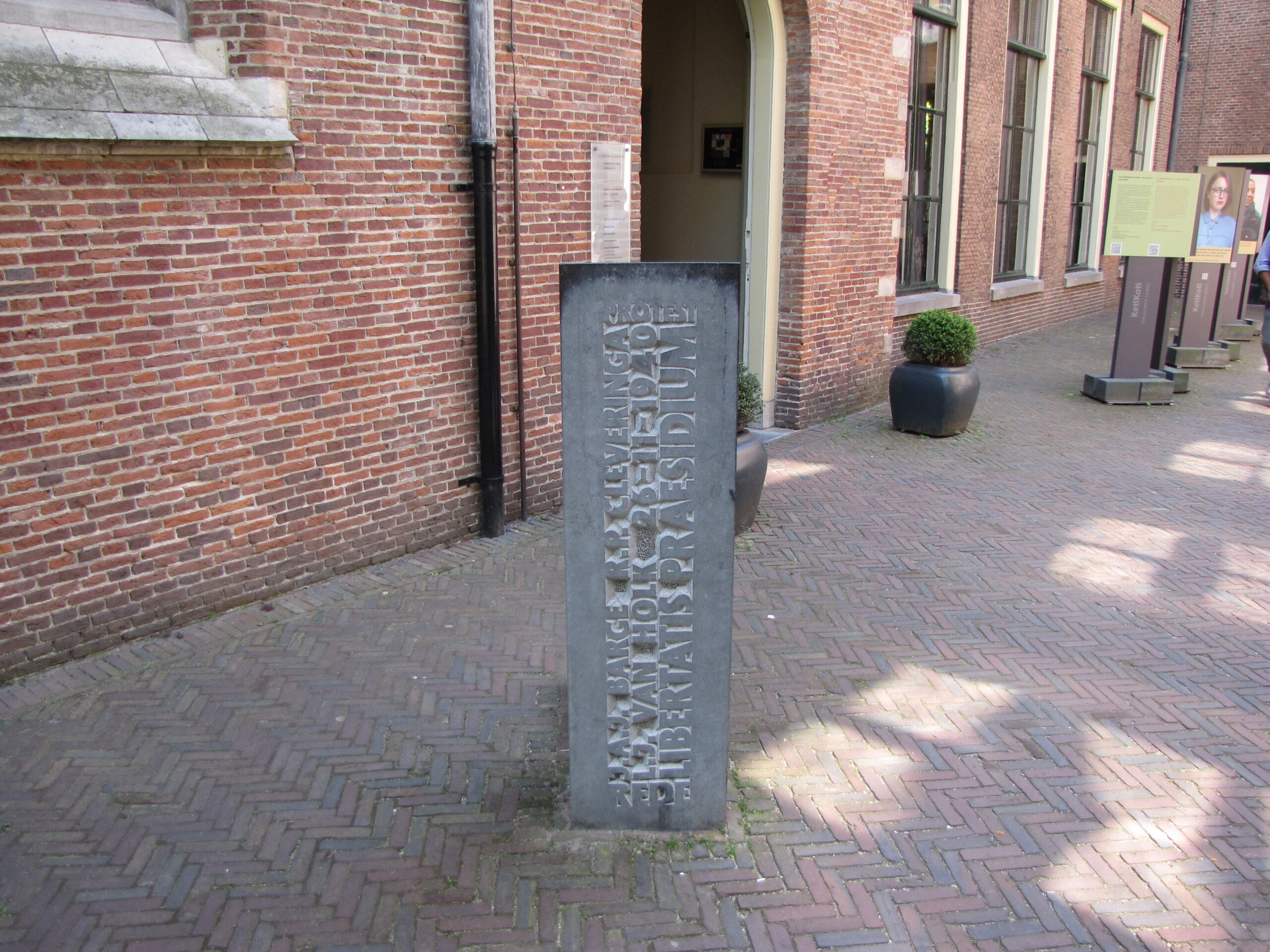 Monument bij het Academiegebouw dat herinnert aan de protestredes van Cleveringa, Barge en Van Holk. (Foto: Paul Aalbers)
