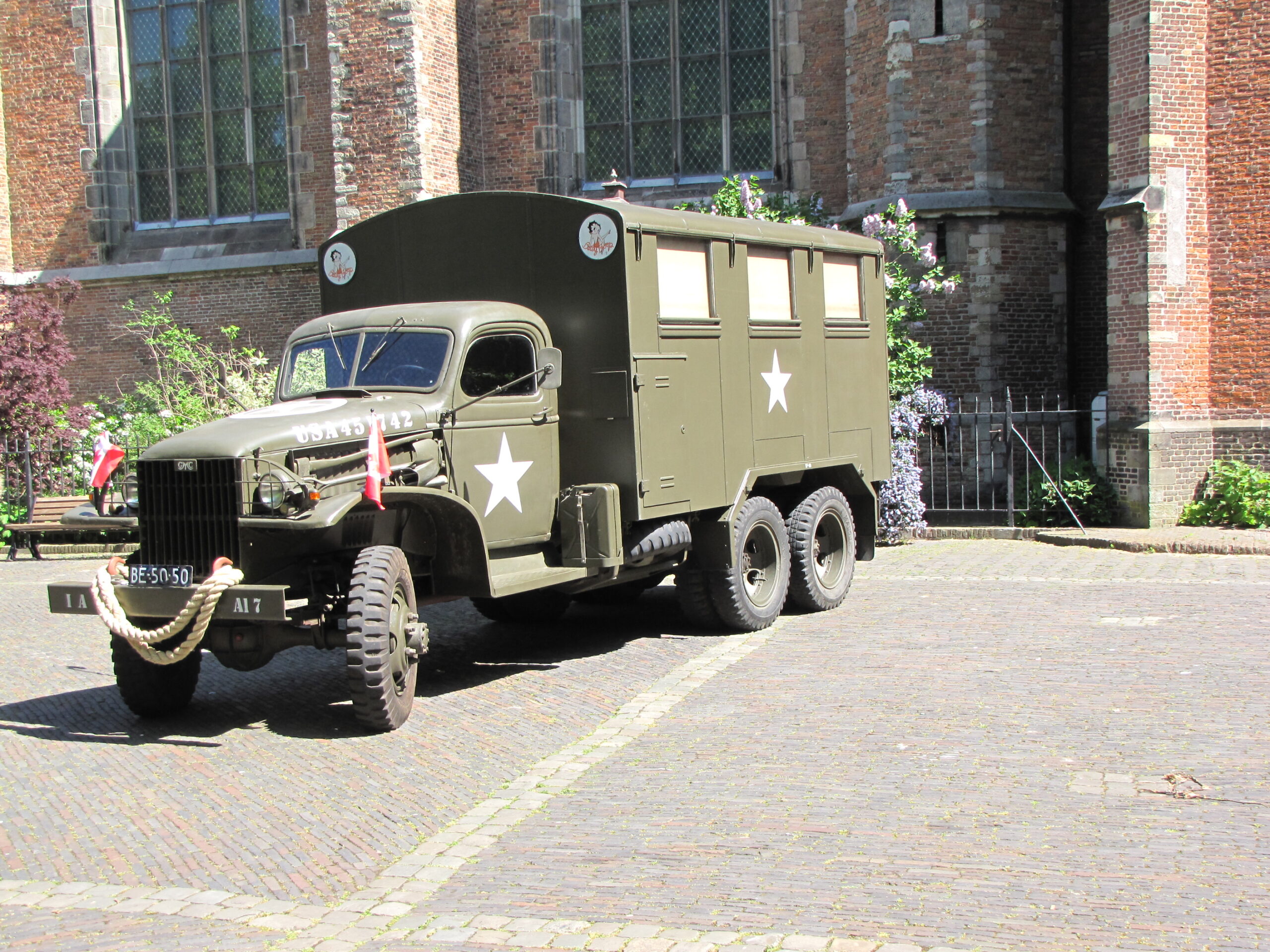 Een Amerikaanse GMC vrachtwagen bij de Pieterskerk. (Foto: Paul Aalbers)