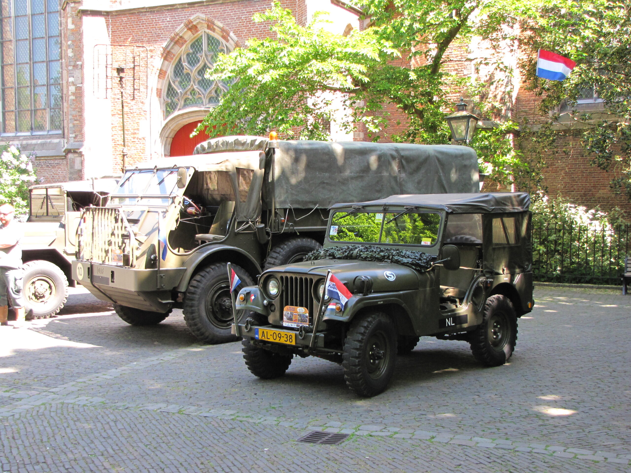 Oude legervoertuigen bij de Pieterskerk. (Foto: Paul Aalbers)