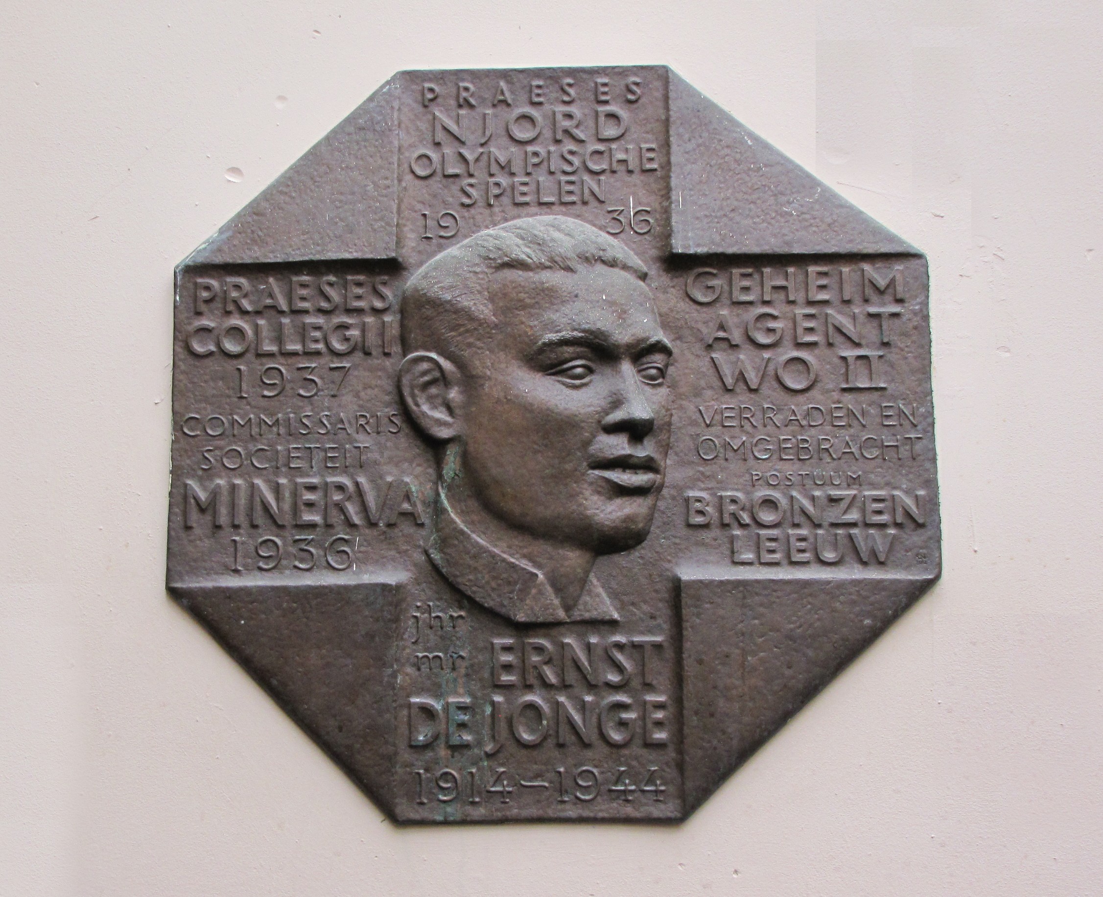 Plaquette in Sociëteit Minerva, ter herinnering aan Ernst de Jonge. (Foto: Paul Aalbers)