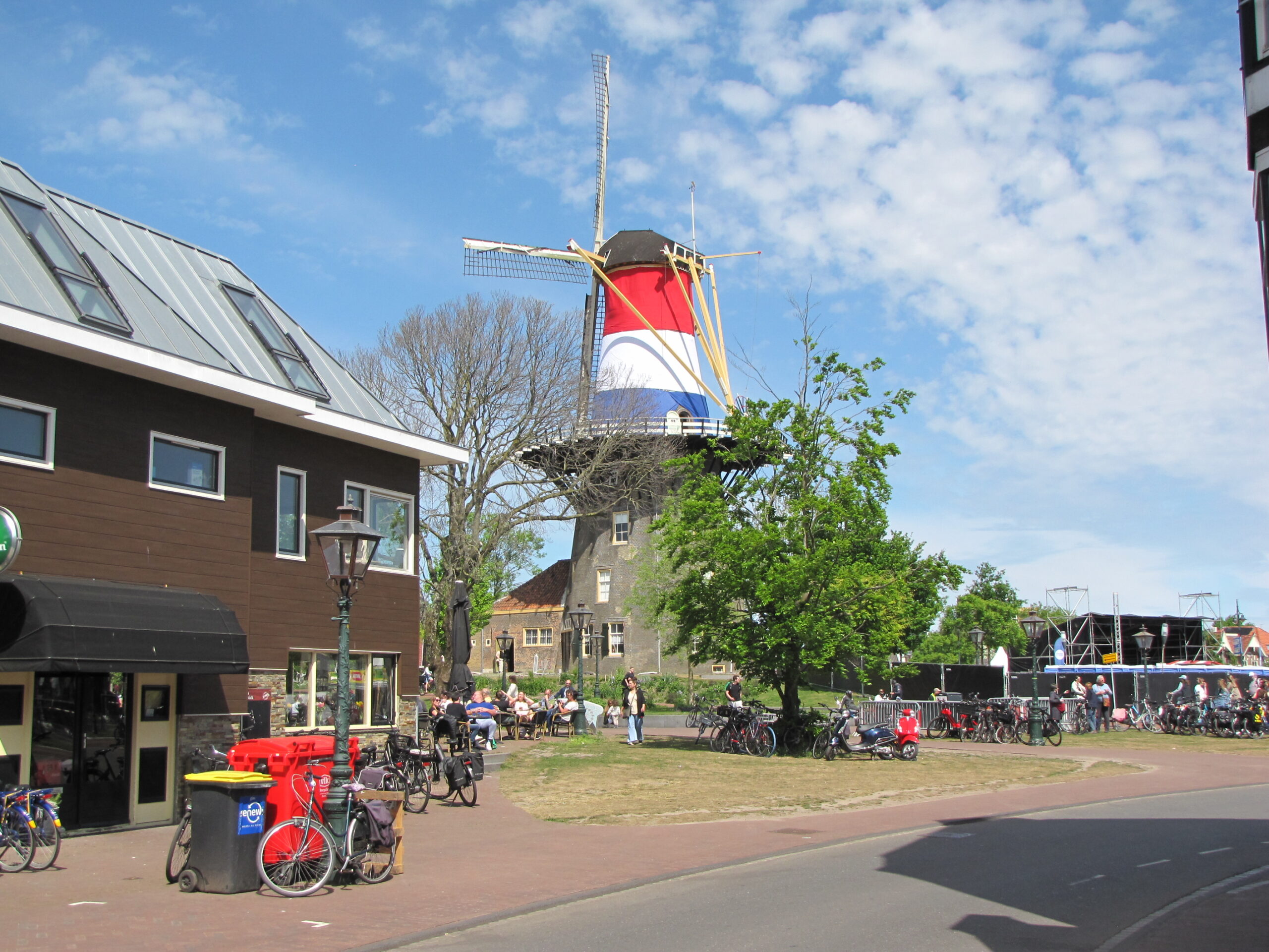 Molen De Valk in rood-wit-blauwe tooi. (Foto: Paul Aalbers)