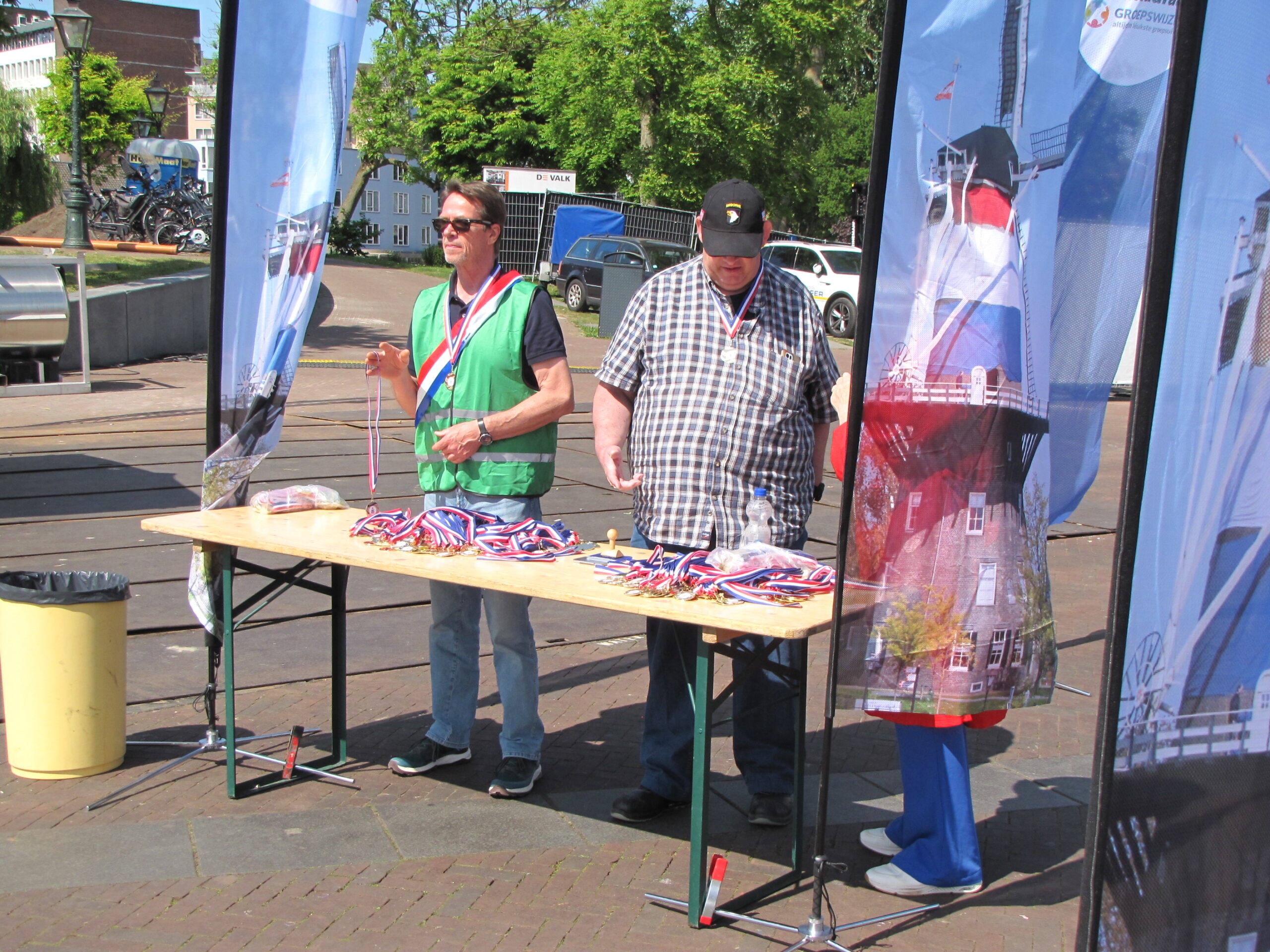 Medailles liggen na de Bevrijdingsloop klaar voor deelnemers. (Foto: Paul Aalbers)