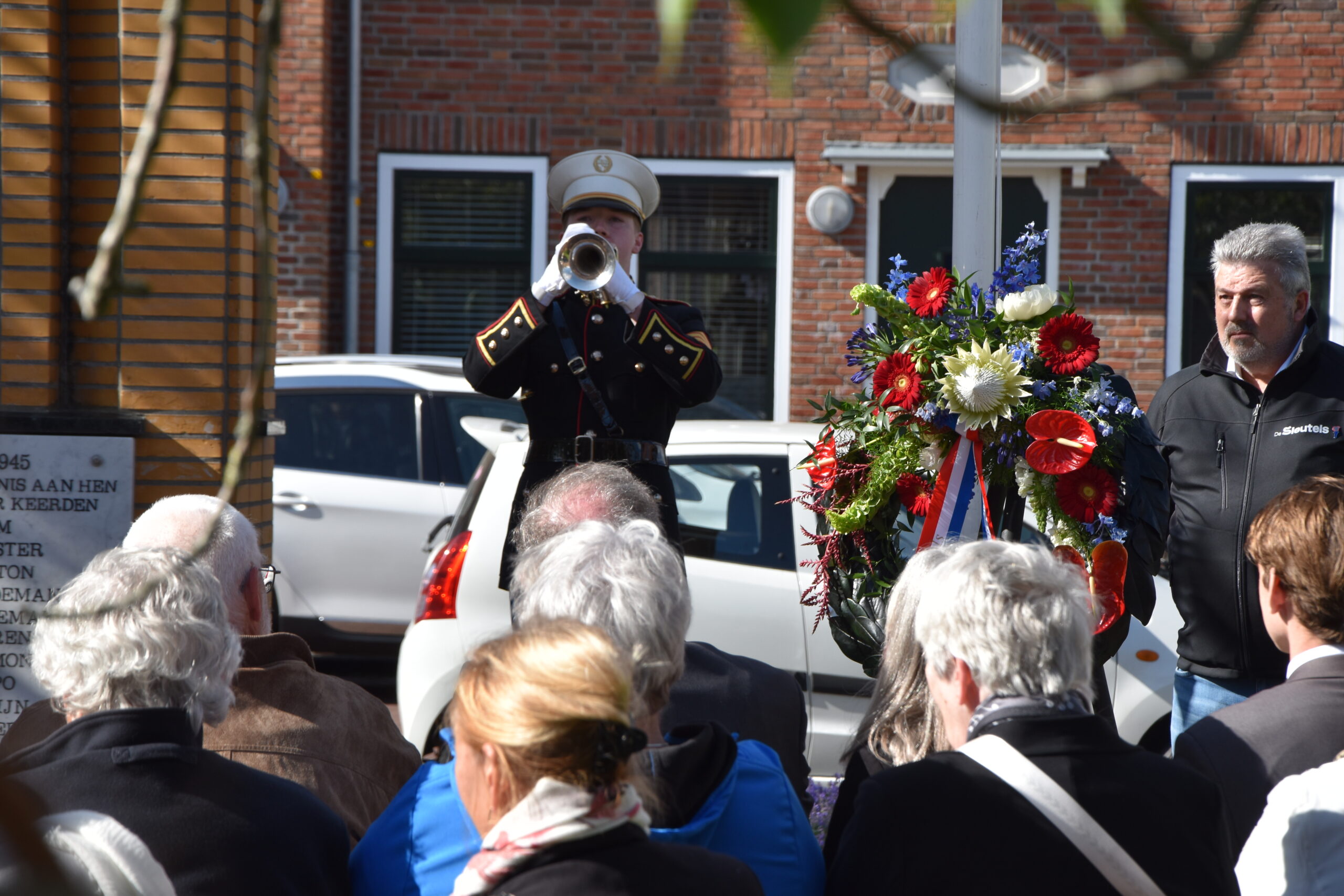 Herdenking bij De Naald in De Kooij. (Foto: Peter van Delft)