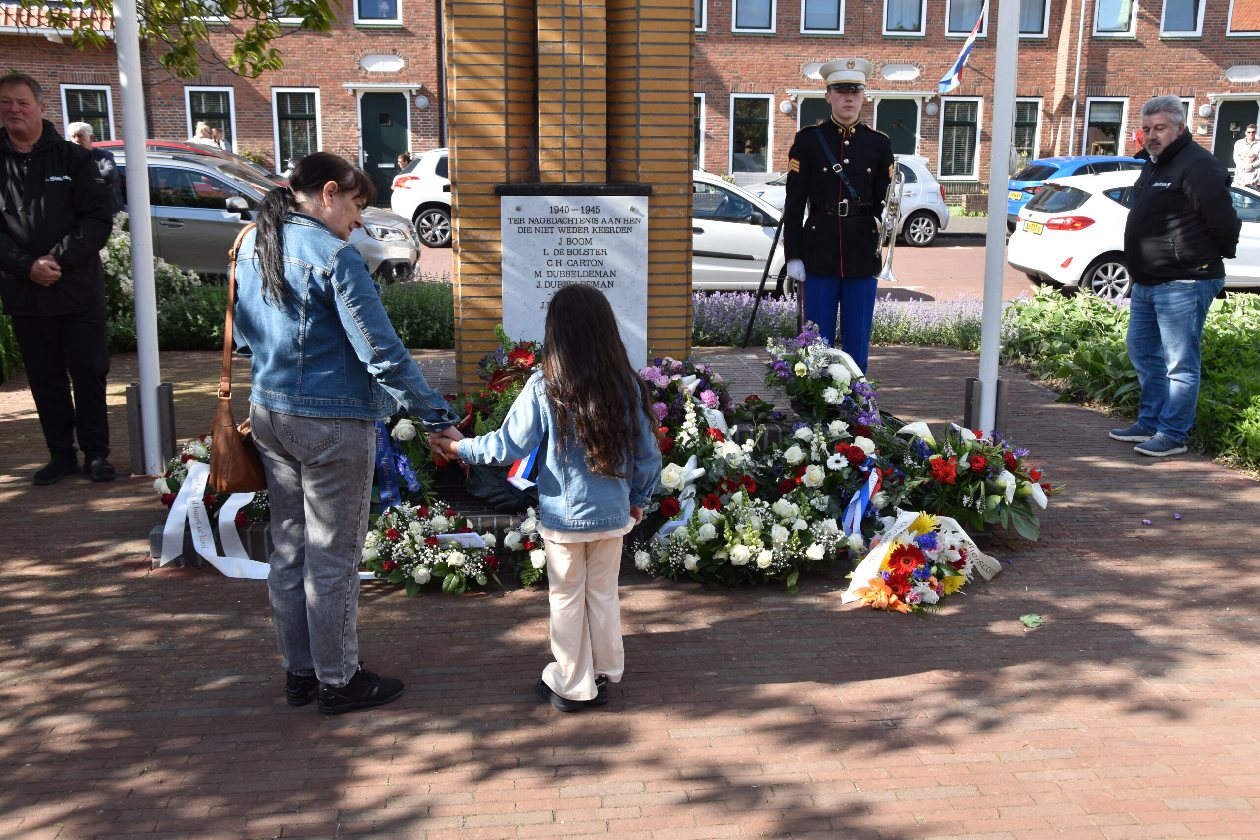 Herdenking bij De Naald in De Kooij. (Foto: Peter van Delft)