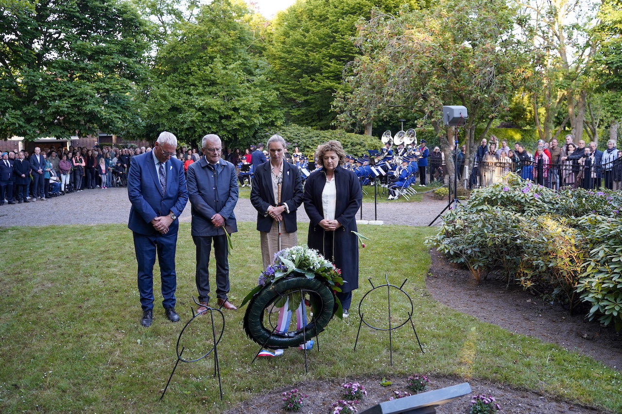 Het college bij de krans die ze net daarvoor plaatste. (Foto: Dennis Morsch).