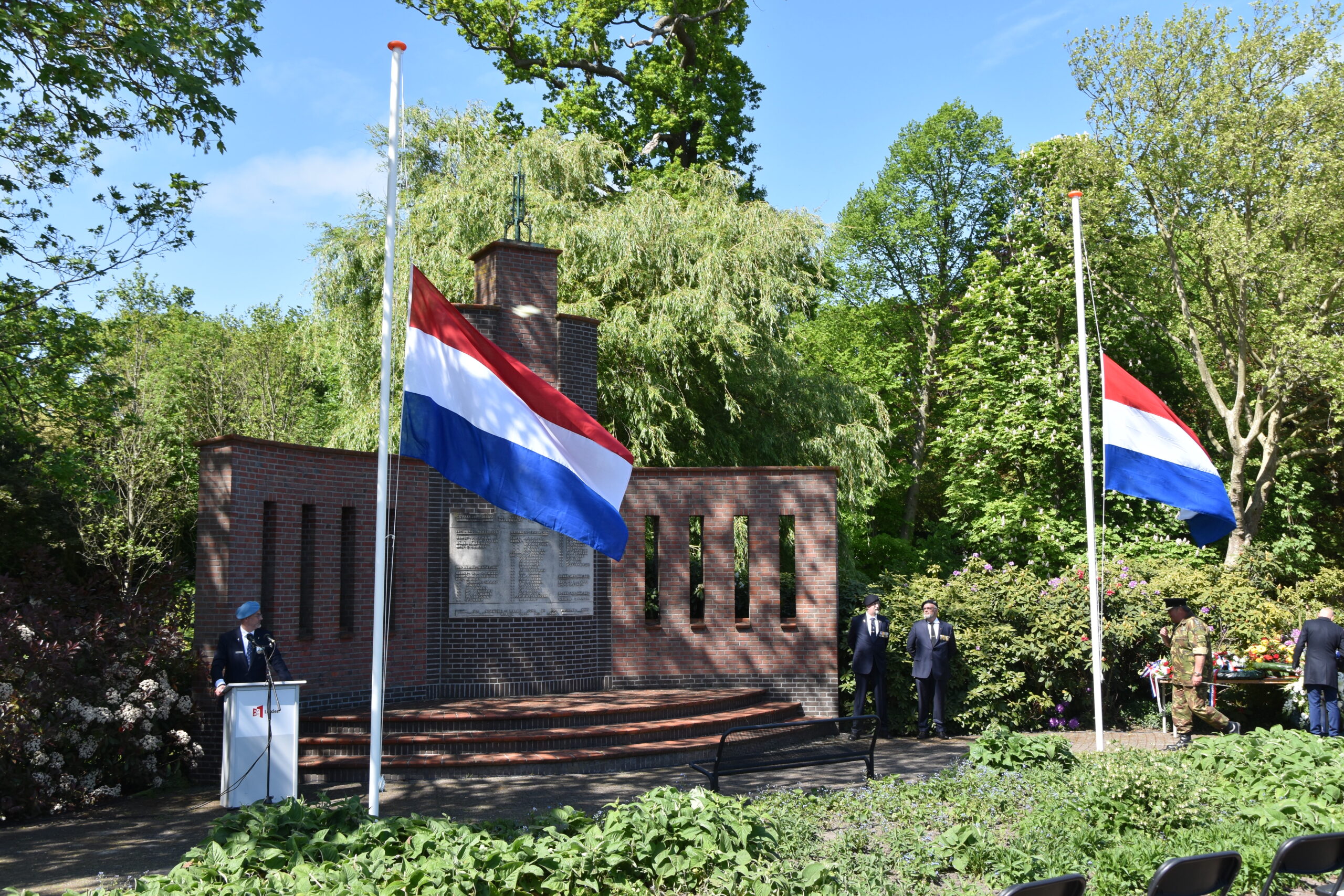 De vlag halfstok bij het monument bij Het Haagsche Schouw. (Foto: Peter van Delft)