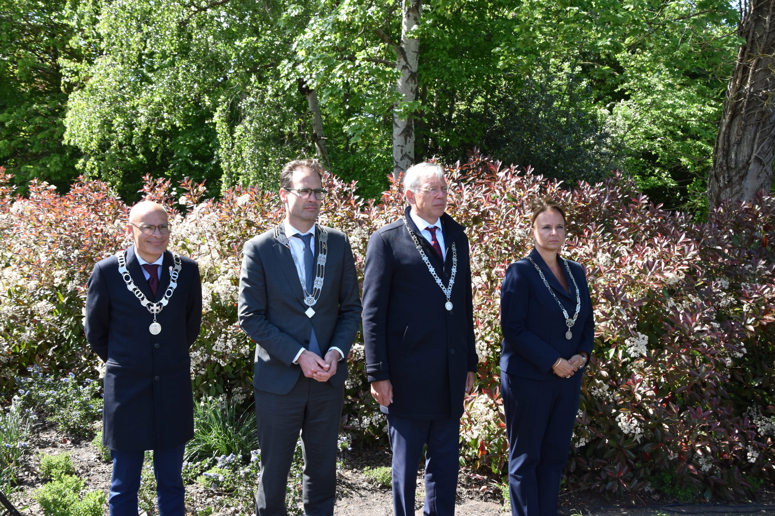 De burgemeesters van Oegstgeest, Leiden, Katwijk en Voorschoten bij de herdenking bij Het Haagsche Schouw. (Foto: Peter van Delft)