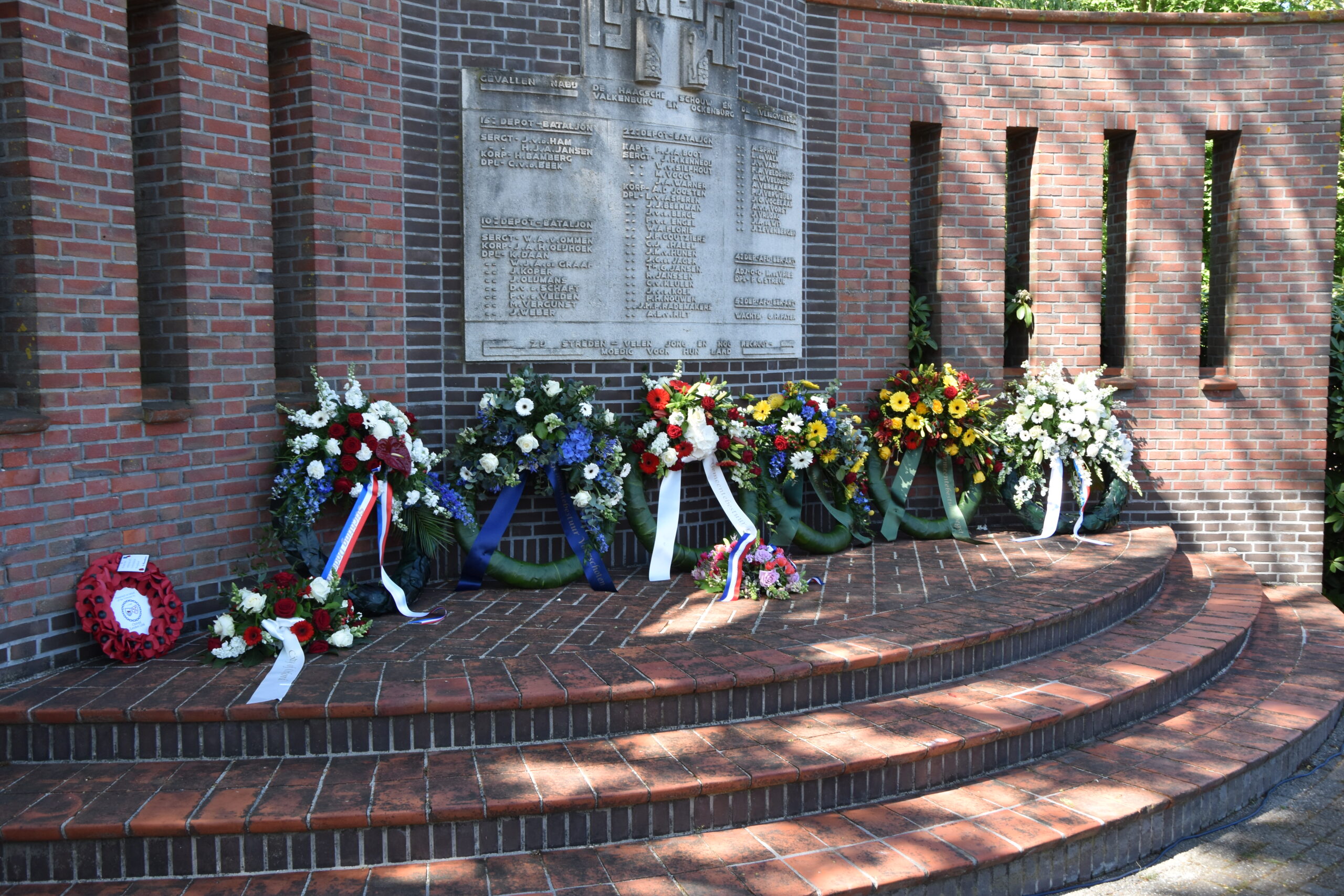 Kransen bij het monument bij Het Haagsche Schouw. (Foto: Peter van Delft)