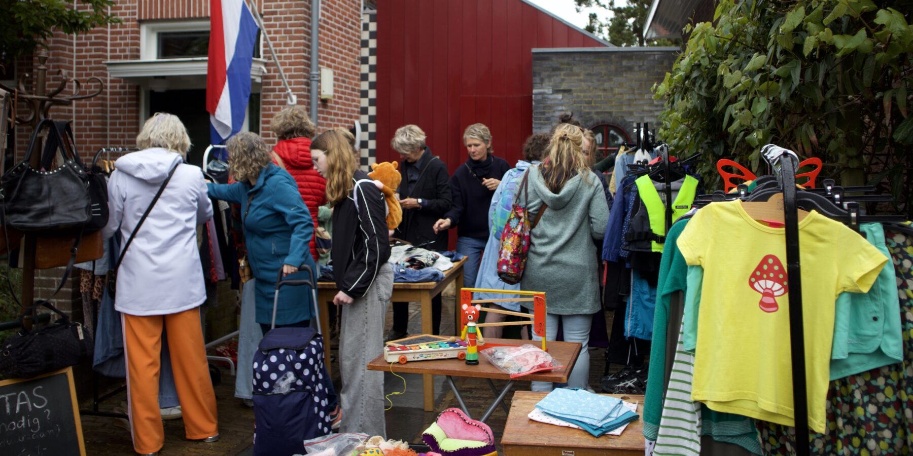 Vrijmarkt in Oegstgeest, zoals bijvoorbeeld De 5 mei Fair