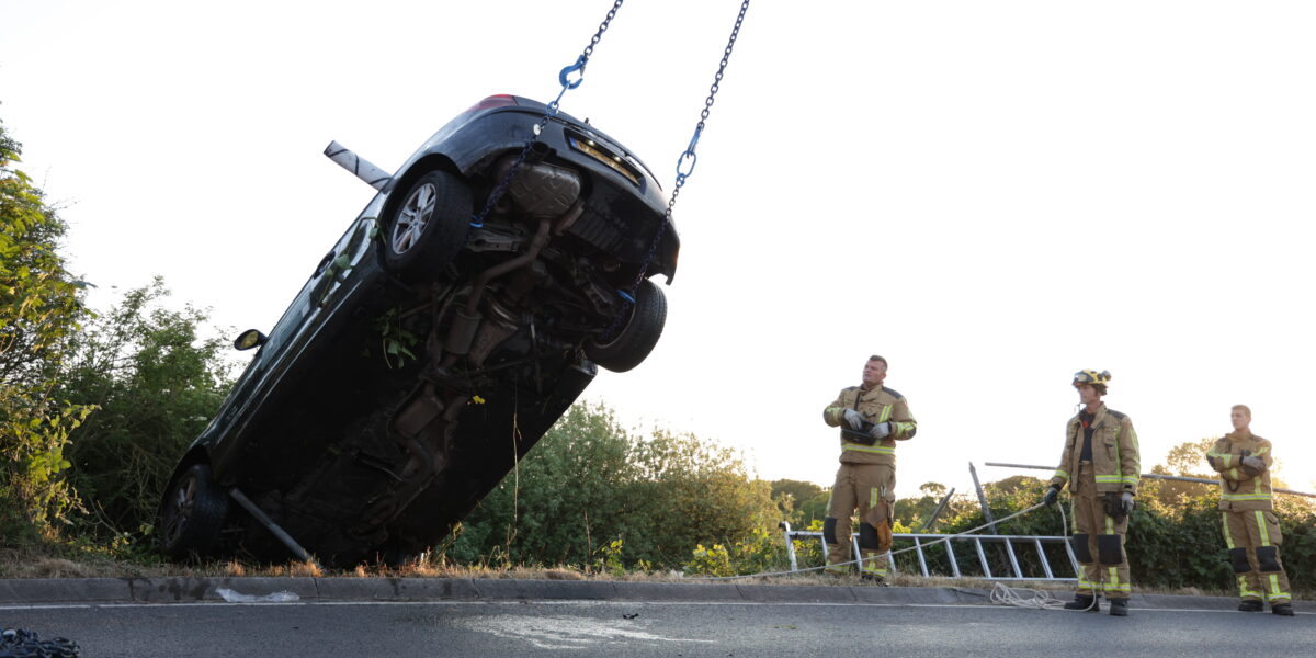Auto vliegt uit de bocht en beland ondersteboven in sloot