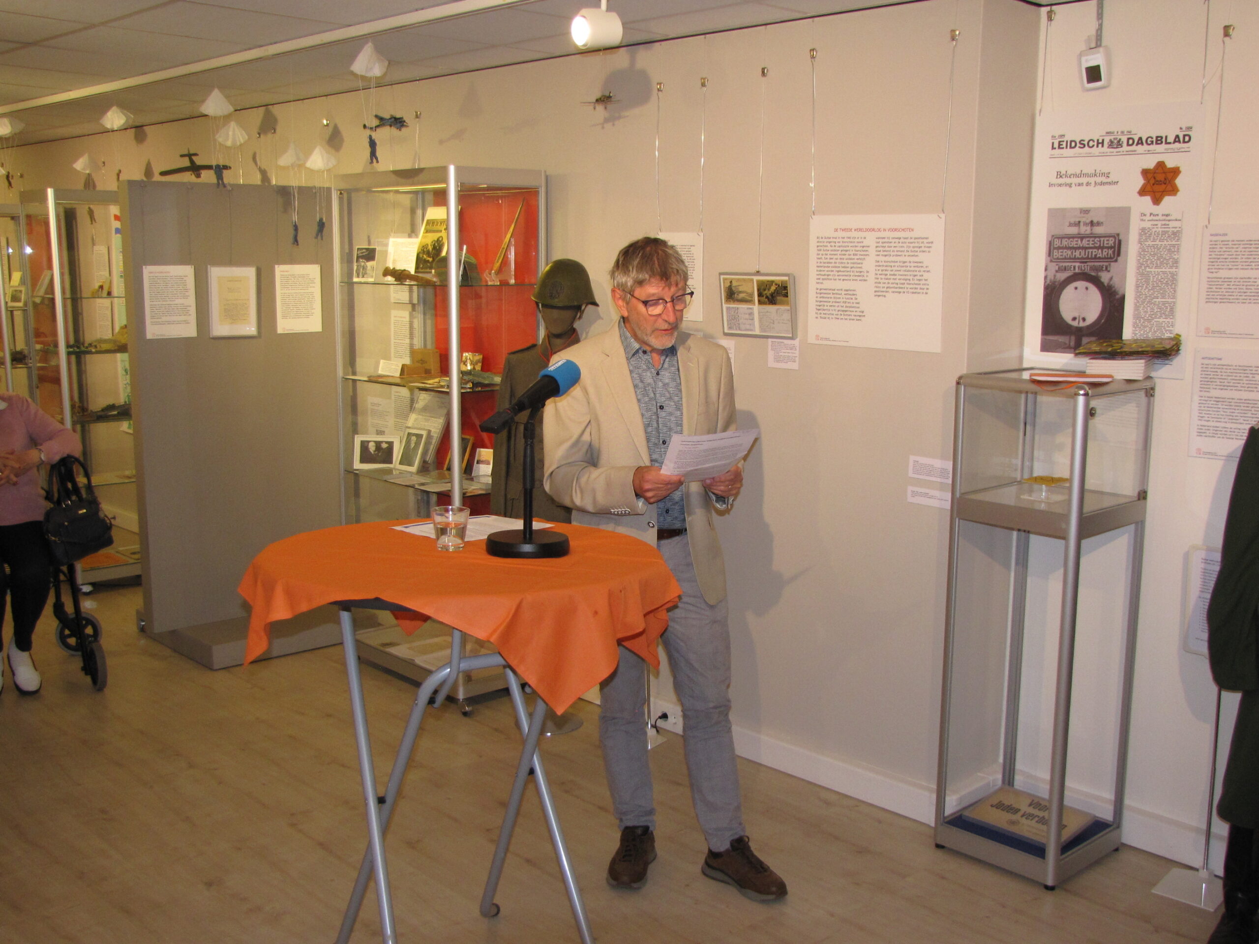 Hans Rasch, voorzitter van Museum Voorschoten, vertelt over de wedstrijd en de inzendingen. (Foto: Paul Aalbers)
