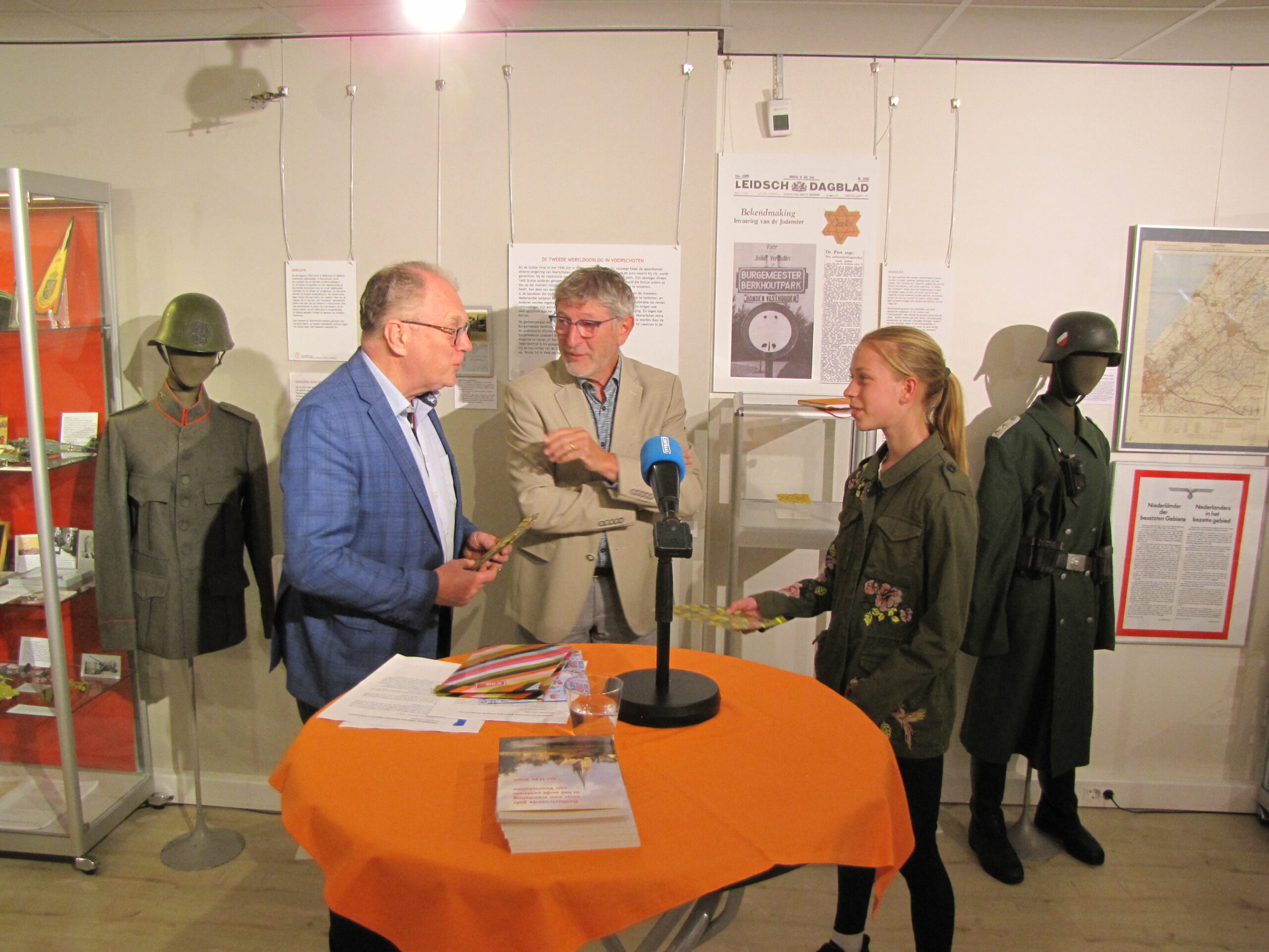 Jasmine van Alderwegen ontvangt haar prijs van Hans van der Elst. (Foto: Paul Aalbers)