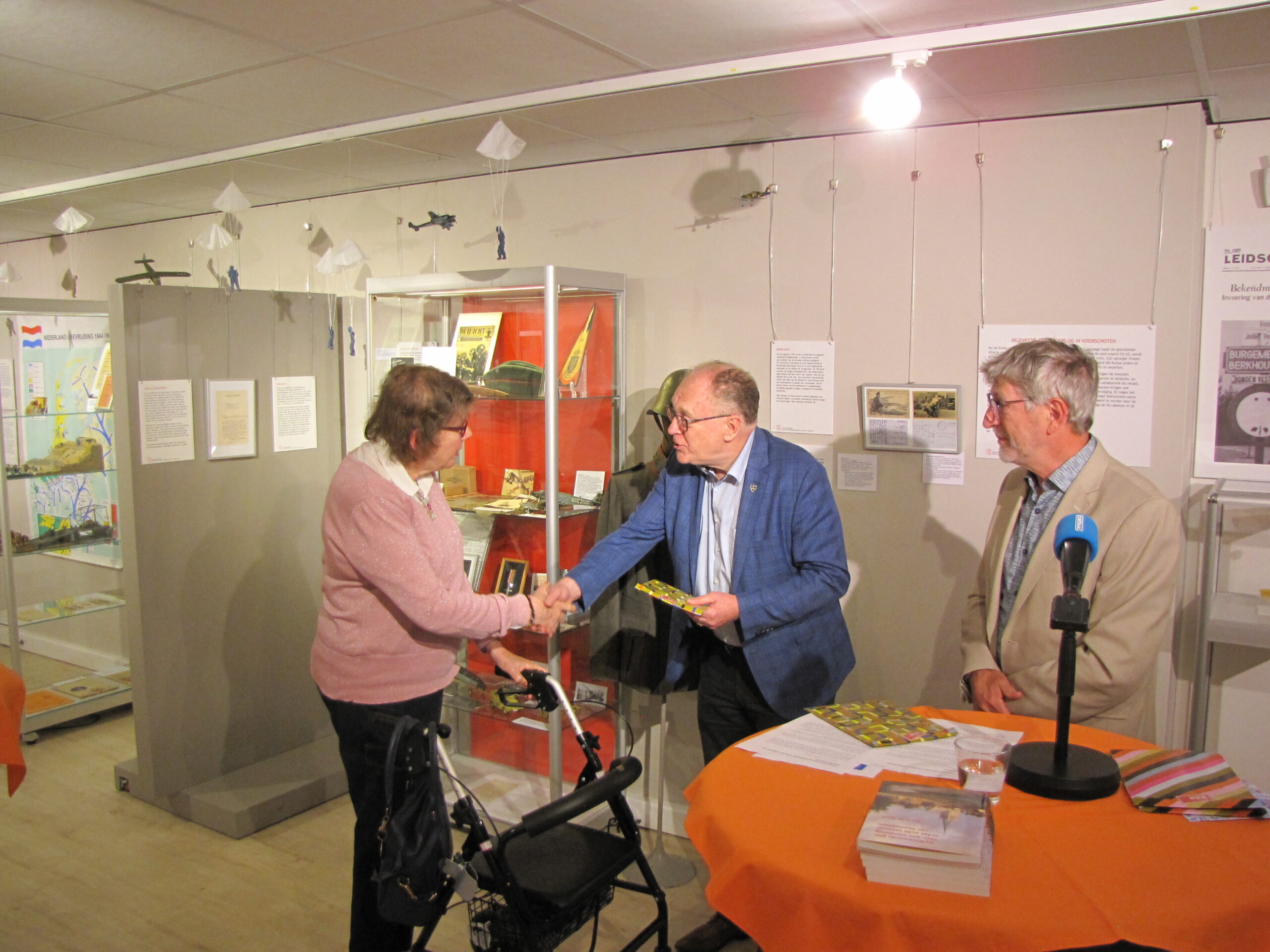 Brigitte Wezepoel ontvangt haar prijs van Hans van der Elst. (Foto: Paul Aalbers)