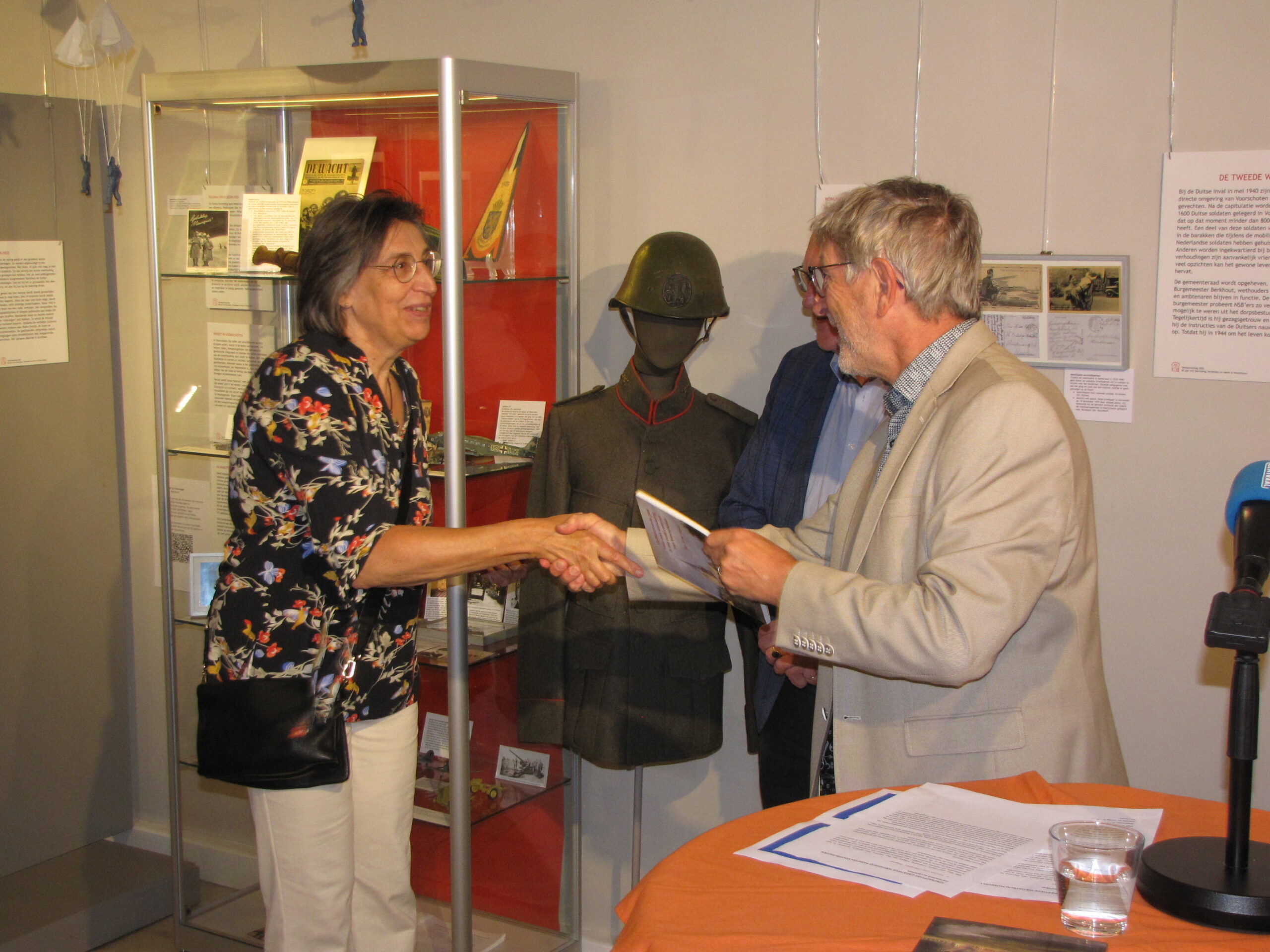 Marjan van Leeuwen-Segaar ontvangt haar prijs van Hans van der Elst. (Foto: Paul Aalbers)