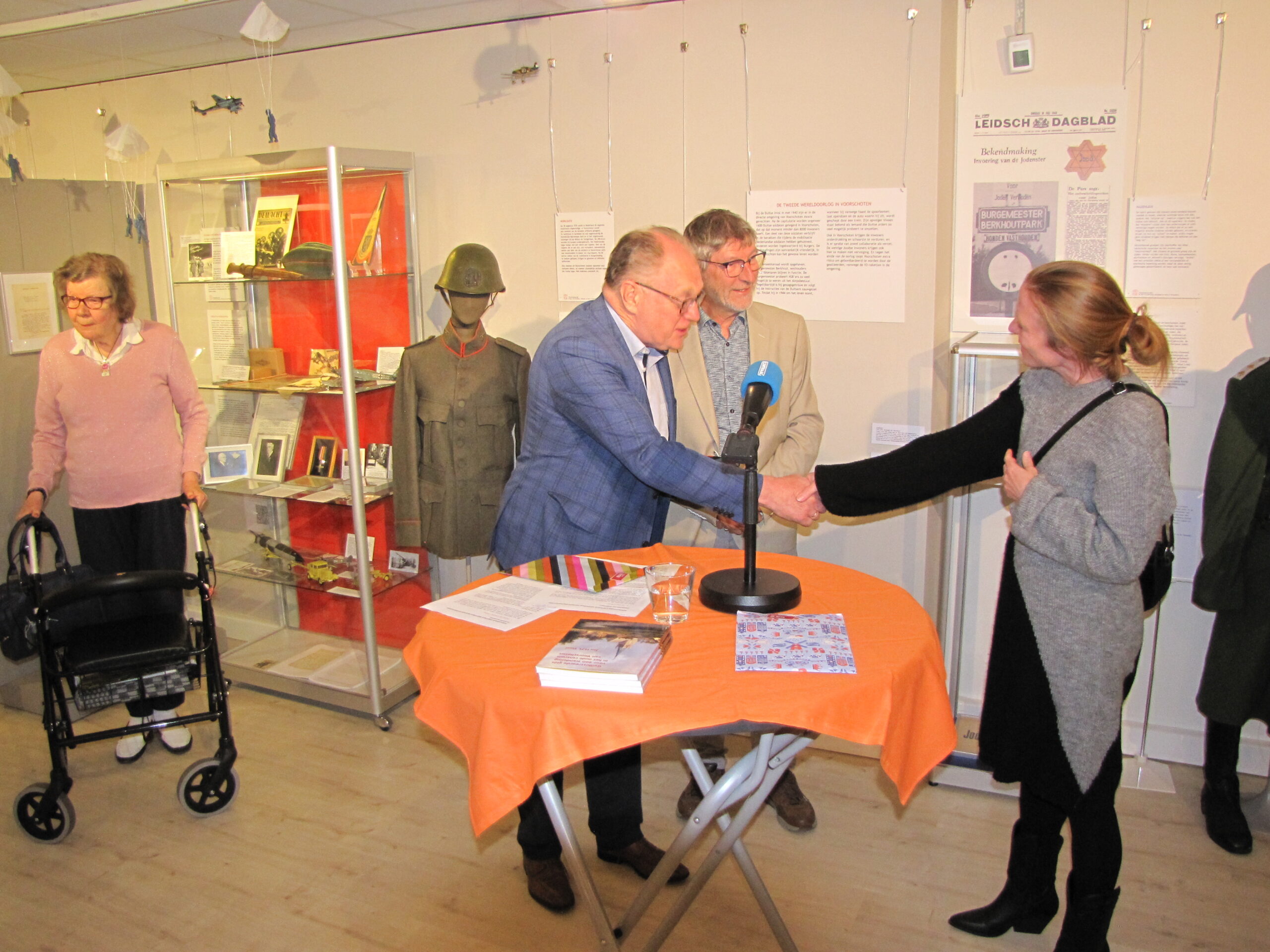 Pamela Dekkers ontvangt haar prijs van Hans van der Elst. (Foto: Paul Aalbers)