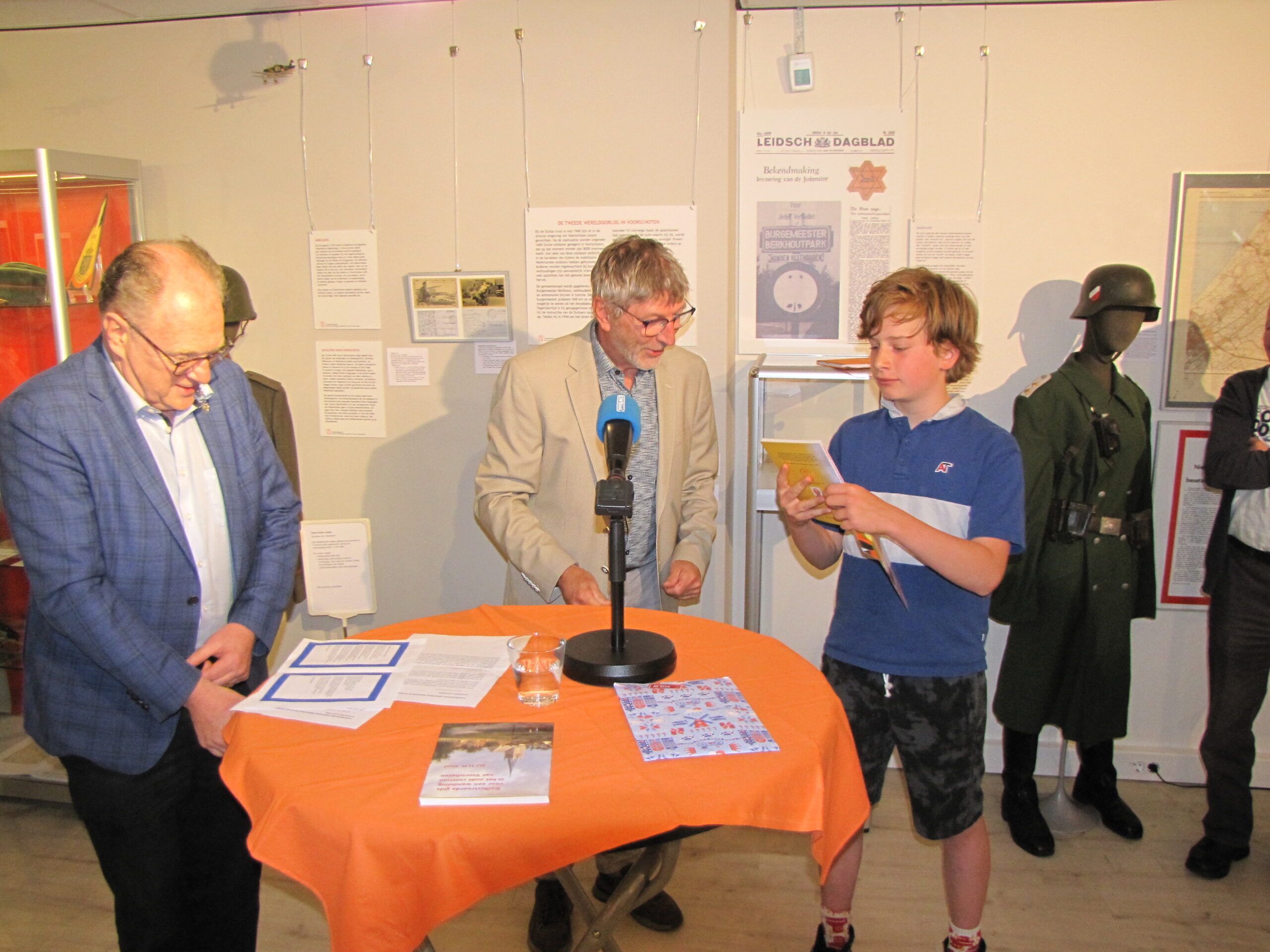 Tobias Hoogendoorn ontvangt zijn prijs van Hans van der Elst. (Foto: Paul Aalbers)
