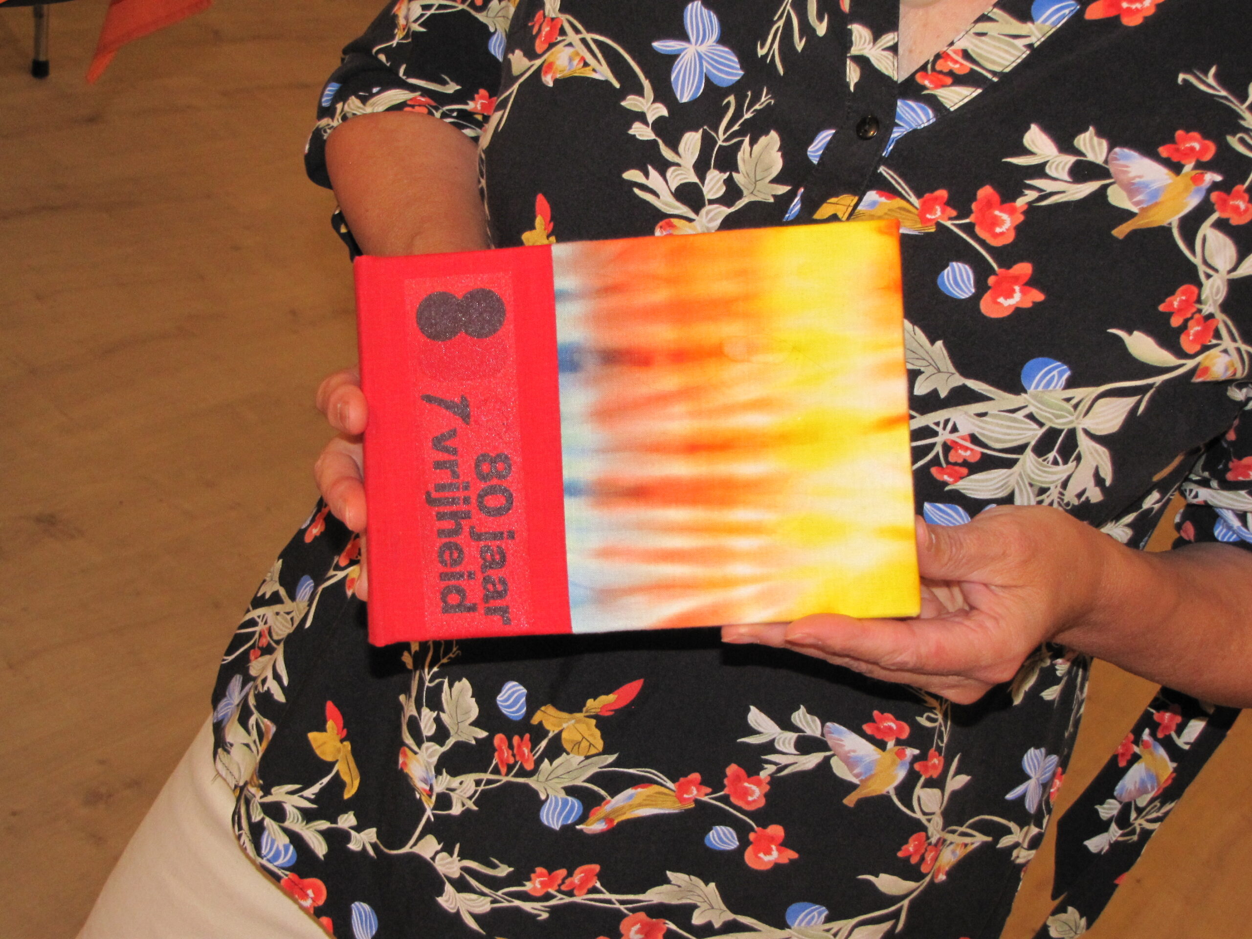 De wording van de inzending van Marjan van Leeuwen-Segaar in een boek vastgelegd. (Foto: Paul Aalbers)