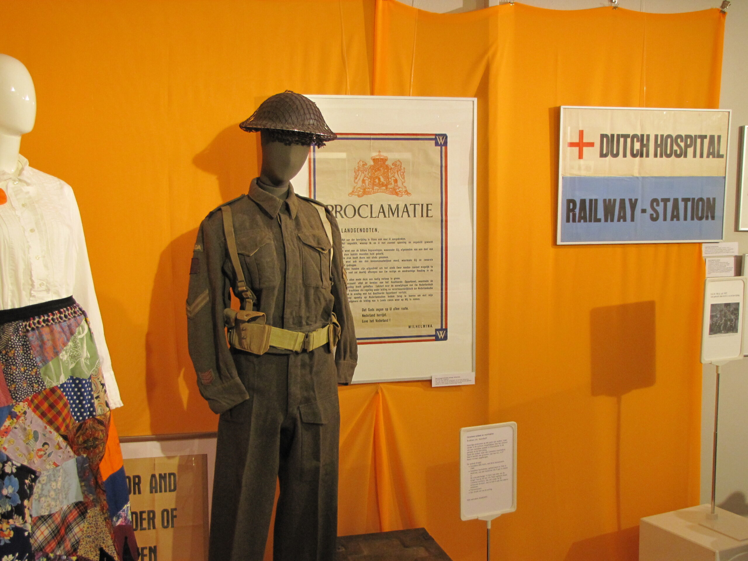 Pop met Brits uniform en helm, in Museum Voorschoten. (Foto: Paul Aalbers)