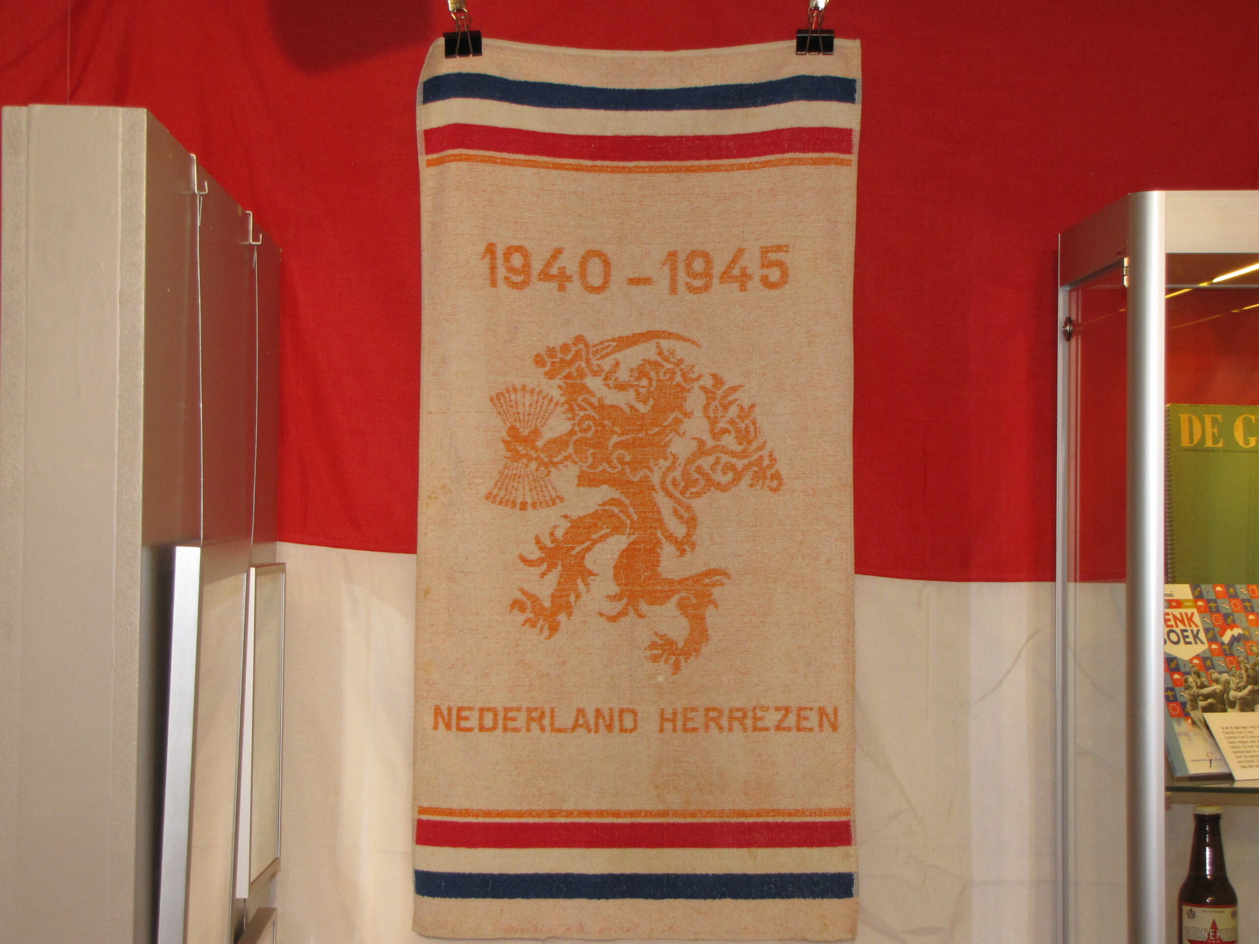 Naoorlogse handdoek, in Museum Voorschoten. (Foto: Paul Aalbers)