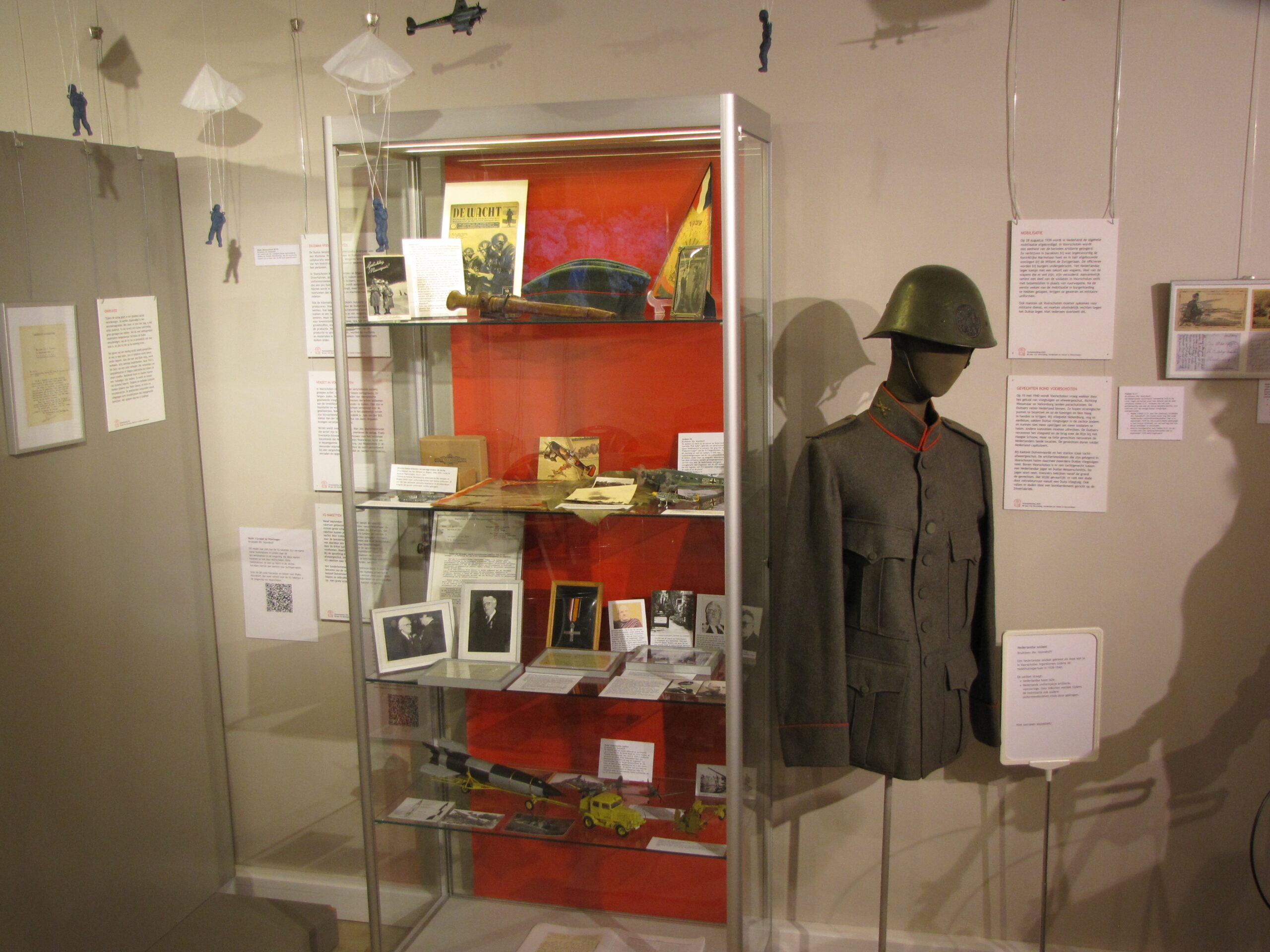 Pop met Nederlands uniform en helm, in Museum Voorschoten. (Foto: Paul Aalbers)