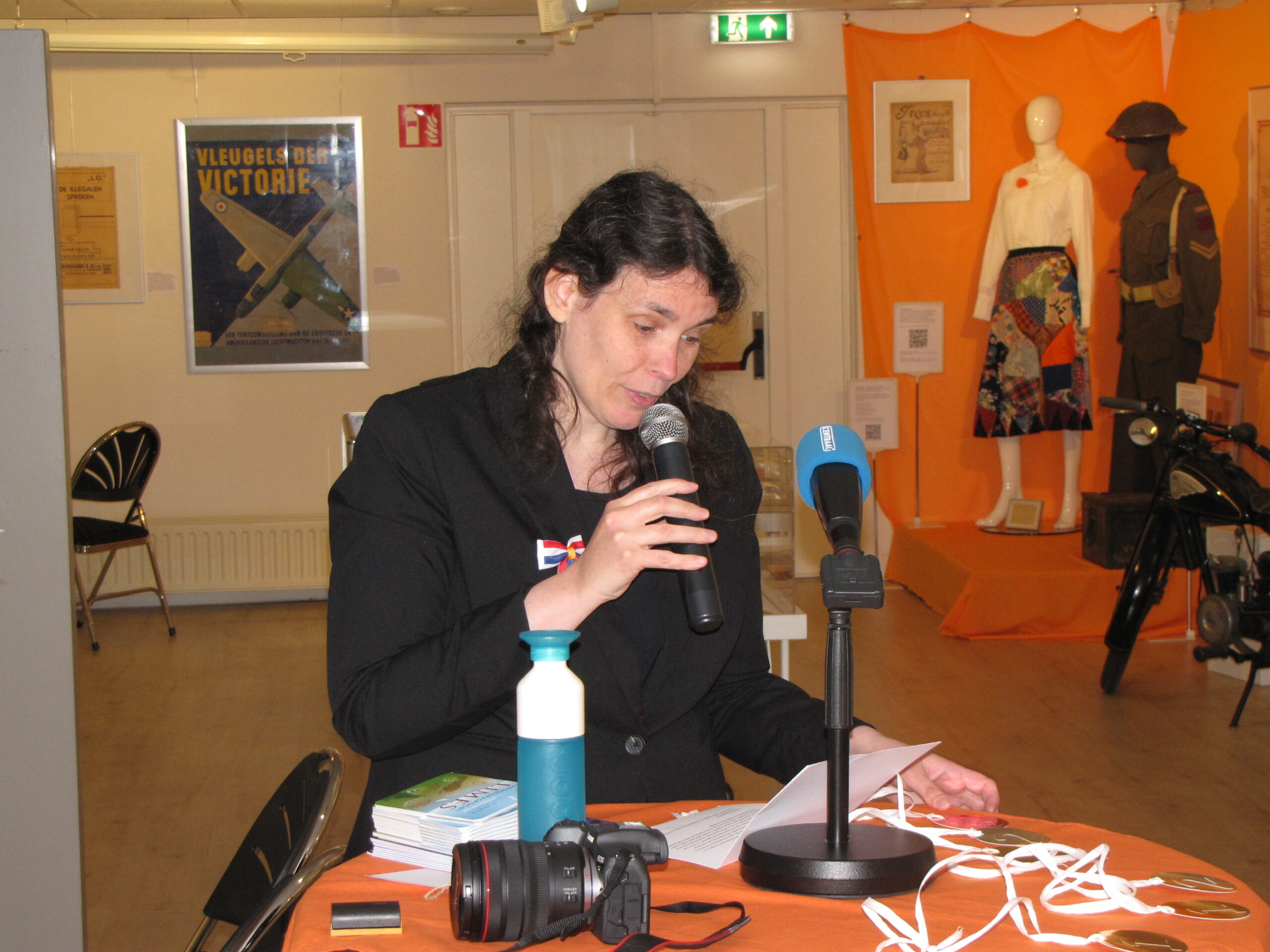 Jurylid Thinkie Mets maakt de winnaars van de tekenwedstrijd voor basisschoolleerlingen bekend. (Foto: Paul Aalbers)