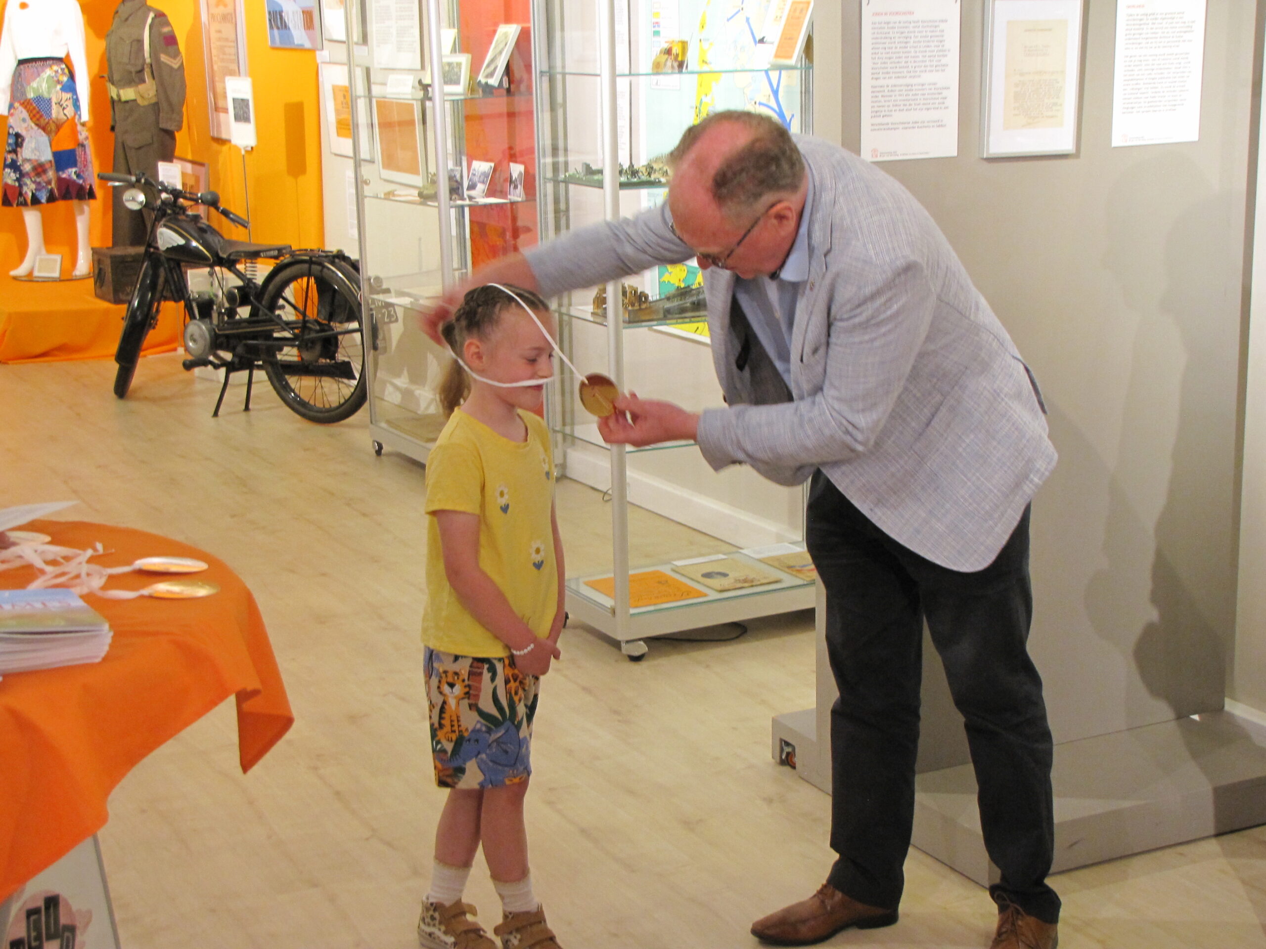 Lovis ontvangt de medaille van Hans van der Elst. (Foto: Paul Aalbers)