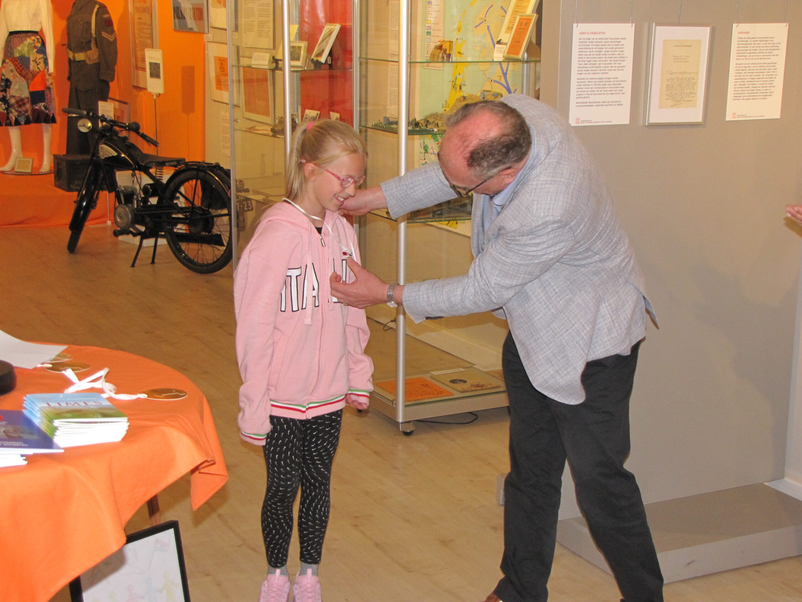 Isabel ontvangt de medaille van Hans van der Elst. (Foto: Paul Aalbers)