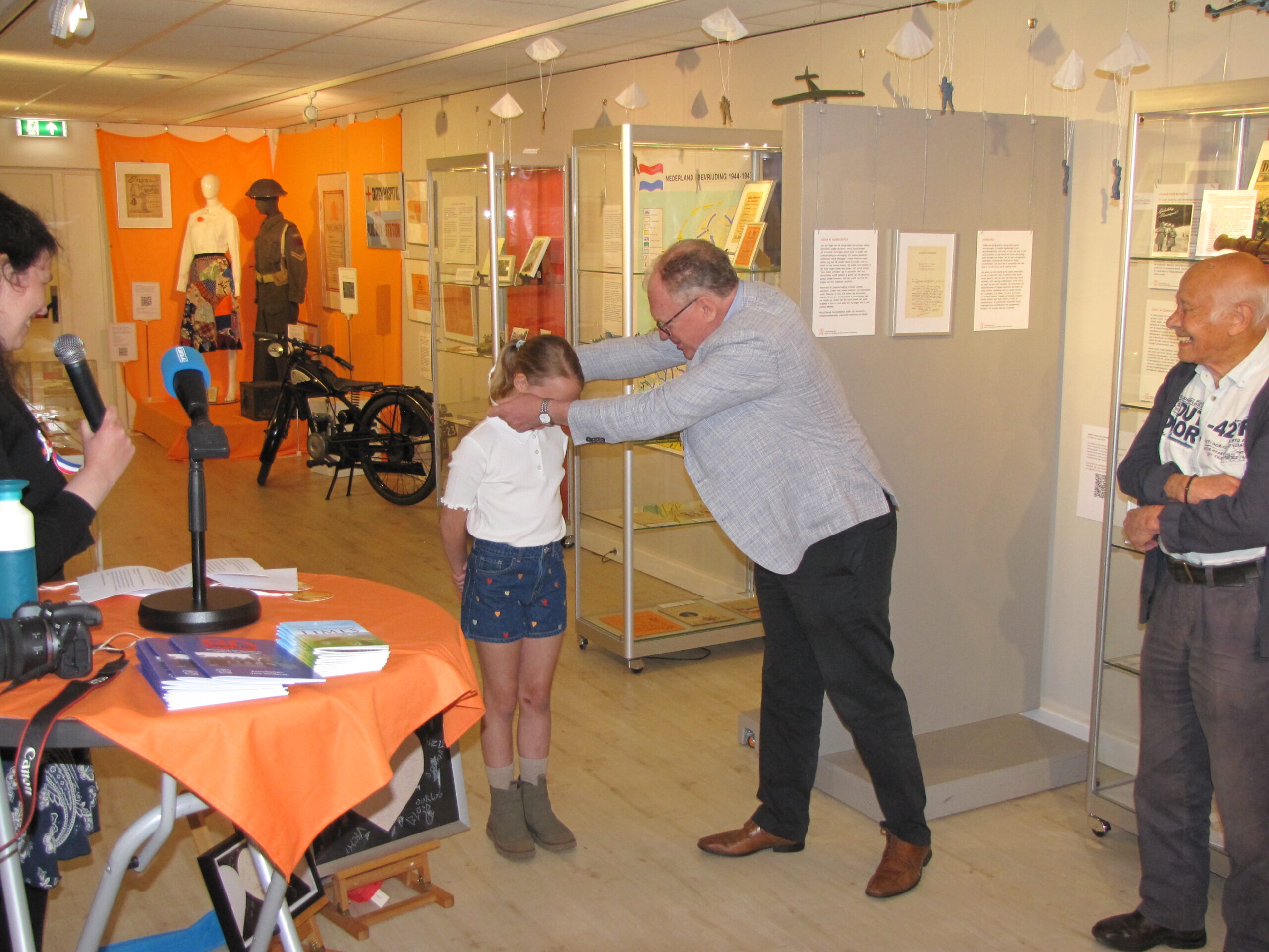 Alix ontvangt de medaille van Hans van der Elst. (Foto: Paul Aalbers)