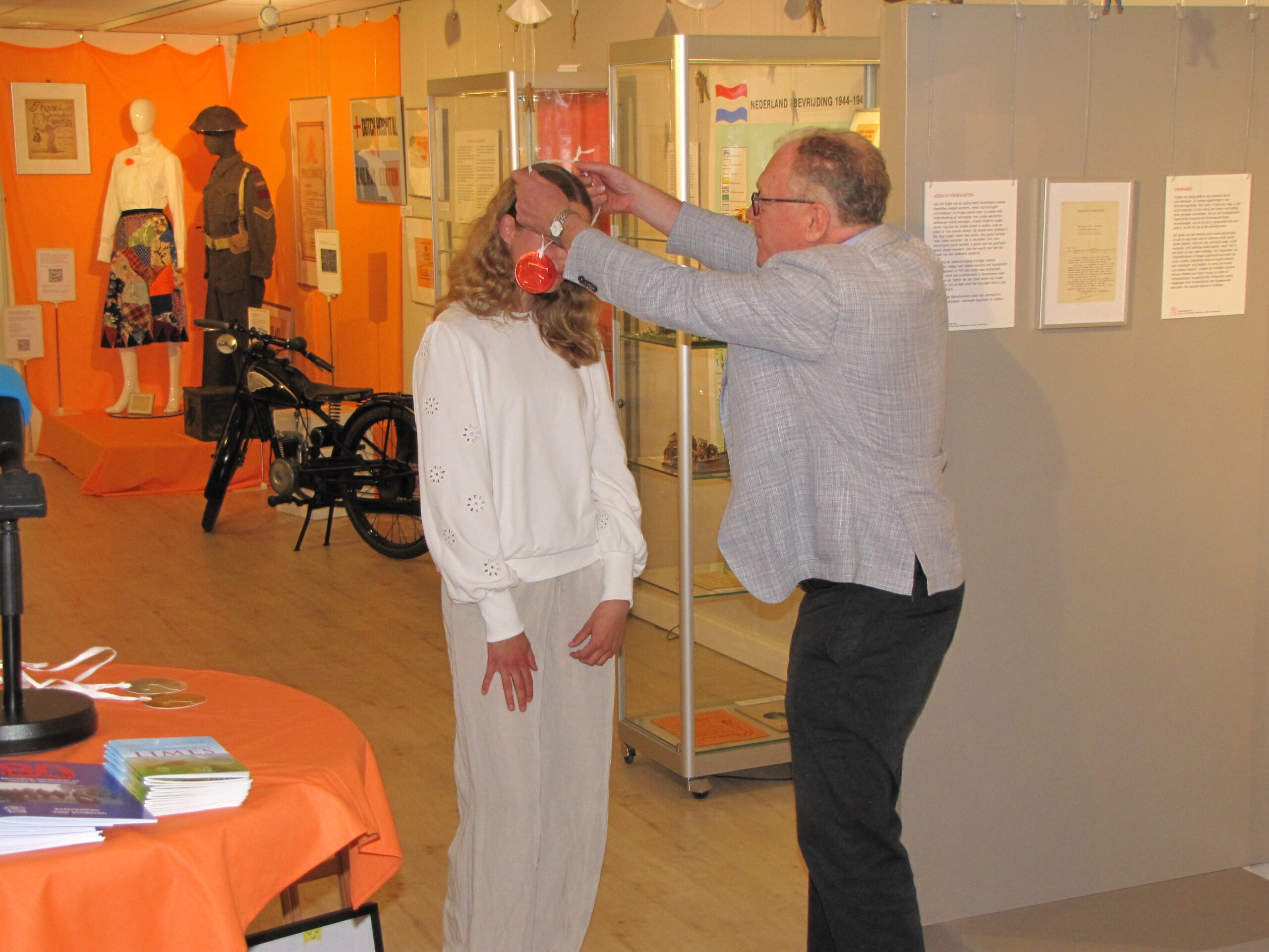 Emma ontvangt de medaille van Hans van der Elst. (Foto: Paul Aalbers)
