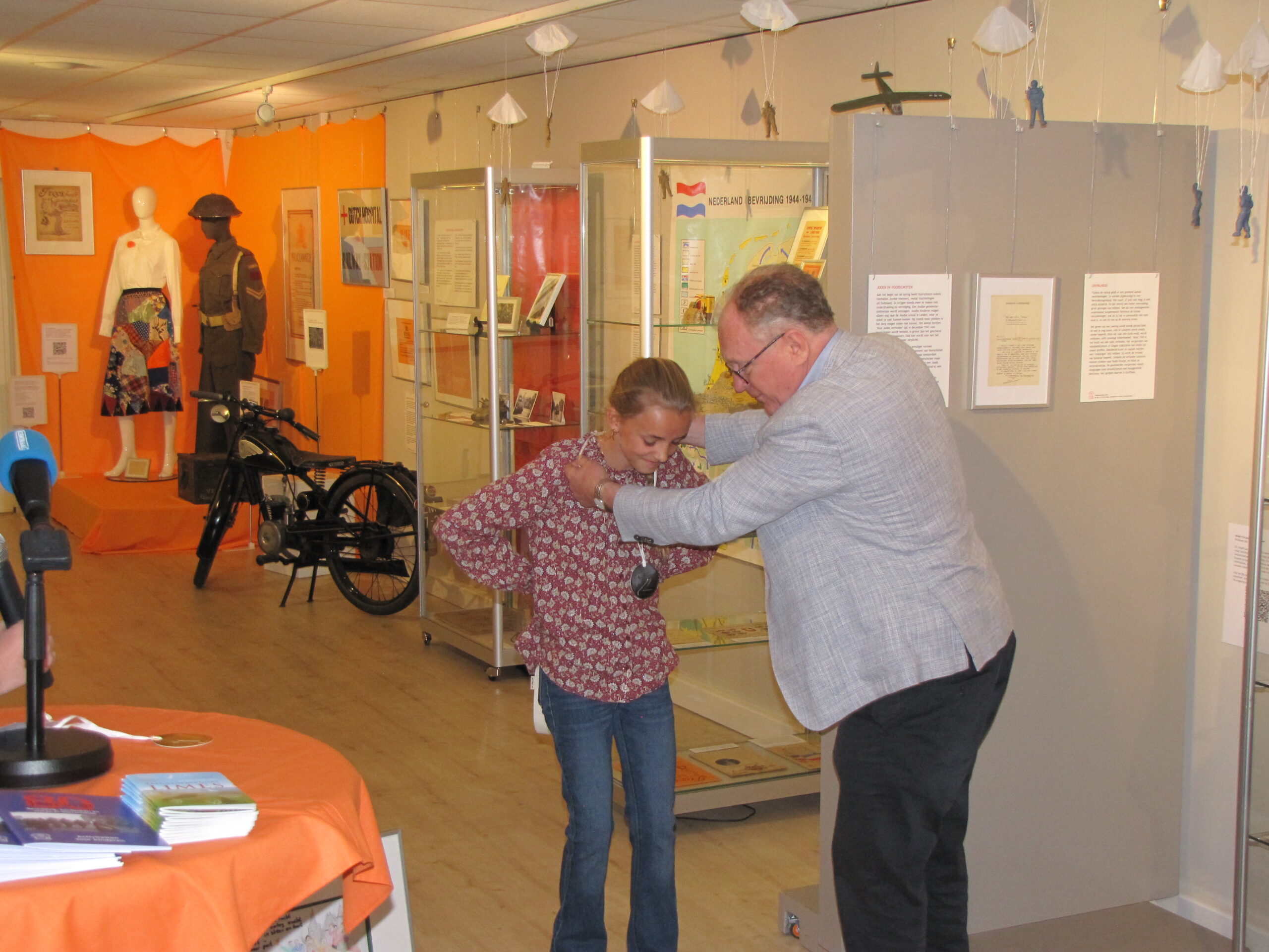 Fleur ontvangt de medaille van Hans van der Elst. (Foto: Paul Aalbers)