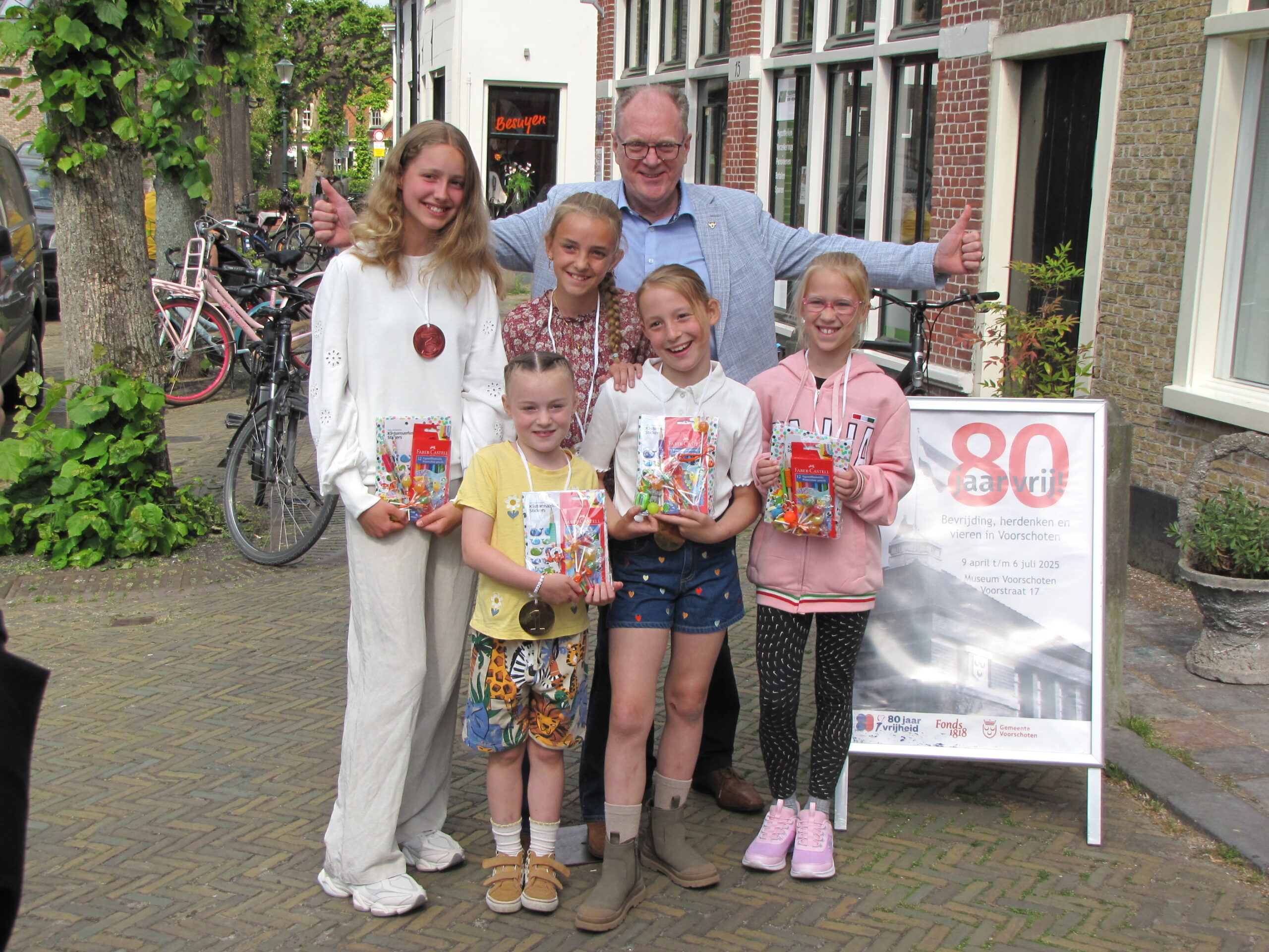 Daarna samen op de foto met Hans van der Elst. Reya, winnaar eerste prijs bij groep 7-8 was niet bij de prijsuitreiking aanwezig. (Foto: Paul Aalbers)