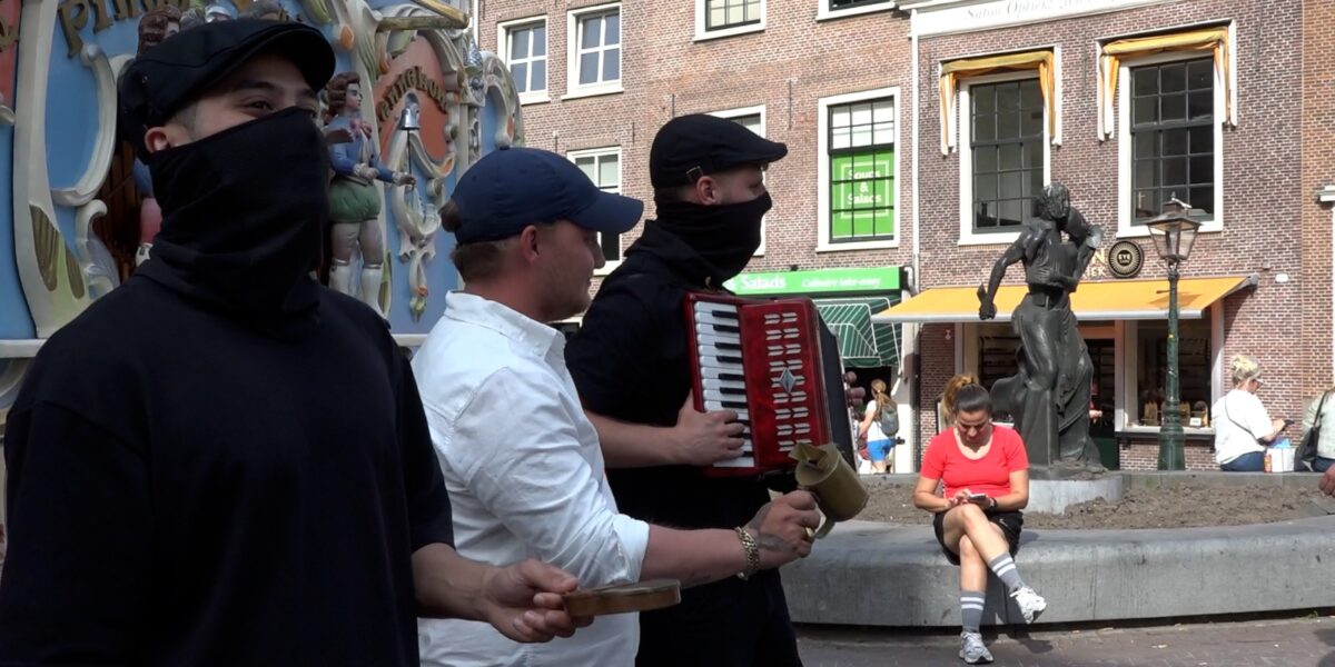 Leidse orgelman speelt TikTok-hit ‘Viraal’ van Straatorgel