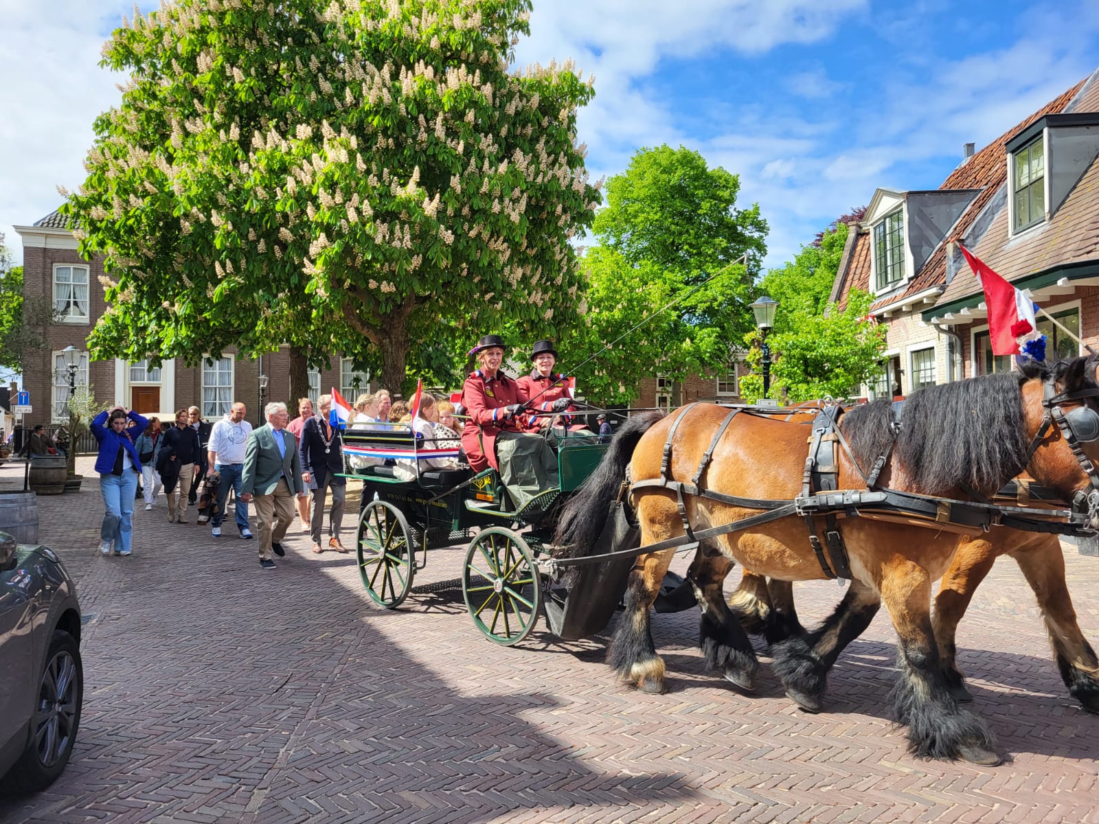 De parade werd begeleid door paard en wagen