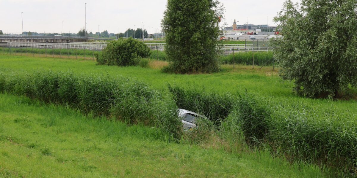 Auto rijdt slootje in langs de A4 bij Leiderdorp