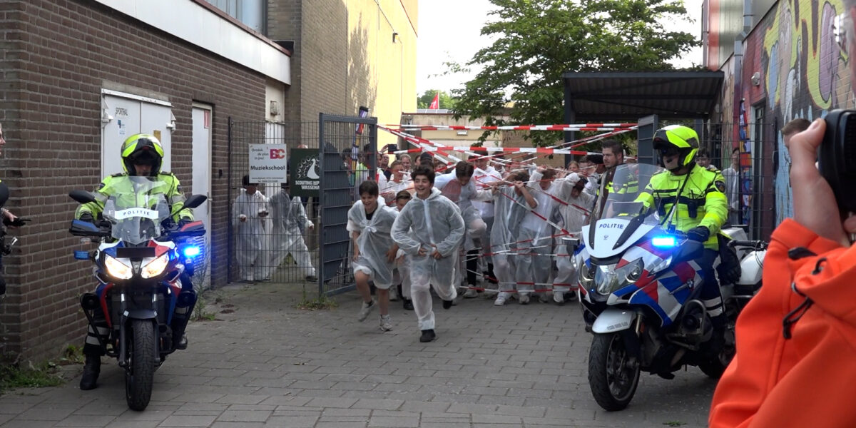 Politie en deelnemers op jacht tijdens The Hunt in Wassenaar