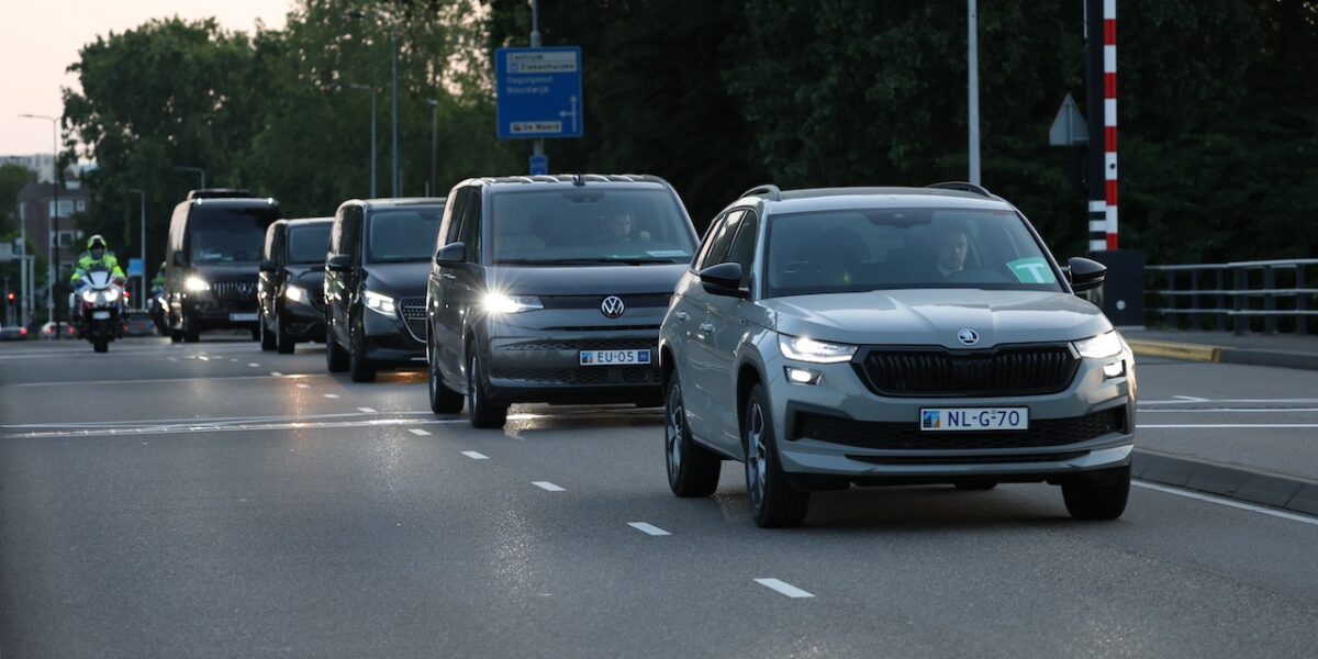 NAVO top delegaties rijden door Leiden en Leiderdorp