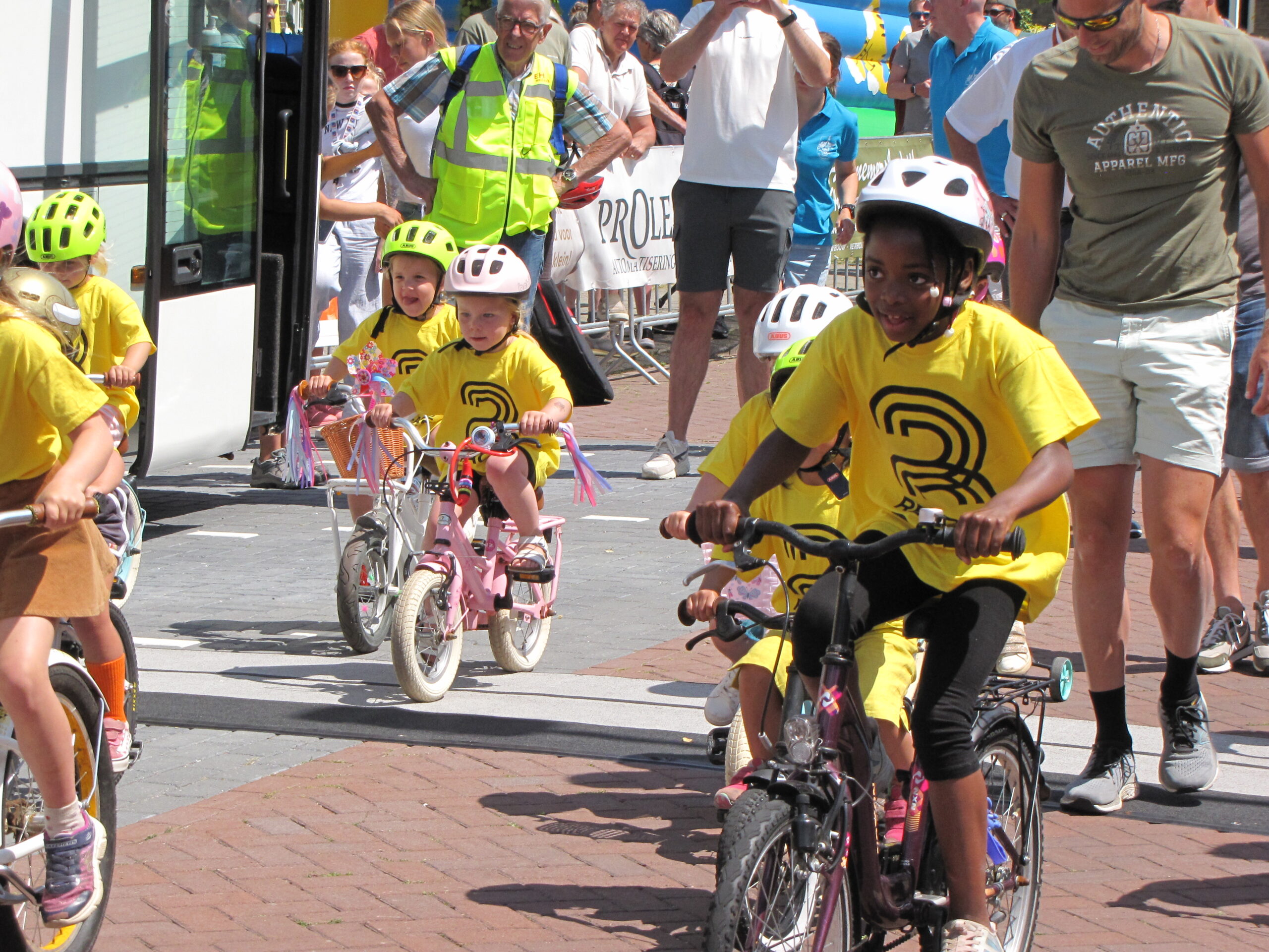 De start van de Grutronde voor groep 1 en 2. (Foto: Paul Aalbers)