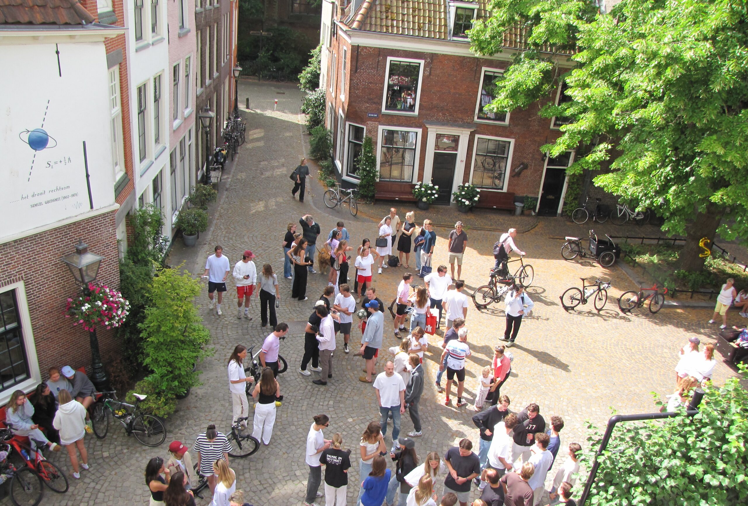Familie, vrienden en belangstellenden verzamelen zich aan Het Gerecht in Leiden om de fietsers uit te zwaaien. (Foto: Paul Aalbers)